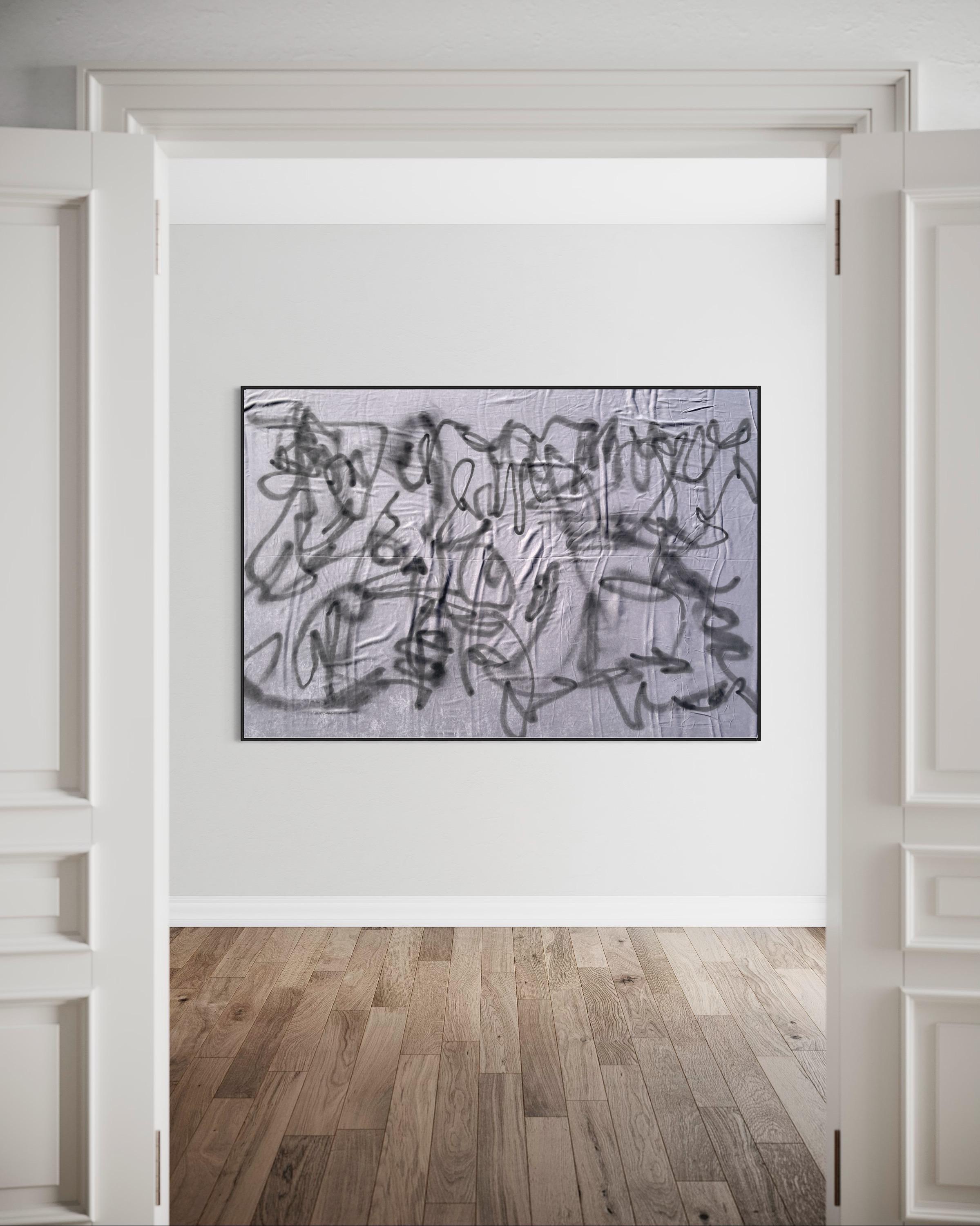 Emmi Granlund Abstract Painting – Abstrakter Expressionismus „PS06“, schottisches Kunstwerk, grauer Seidenstoffsockel Palo santo