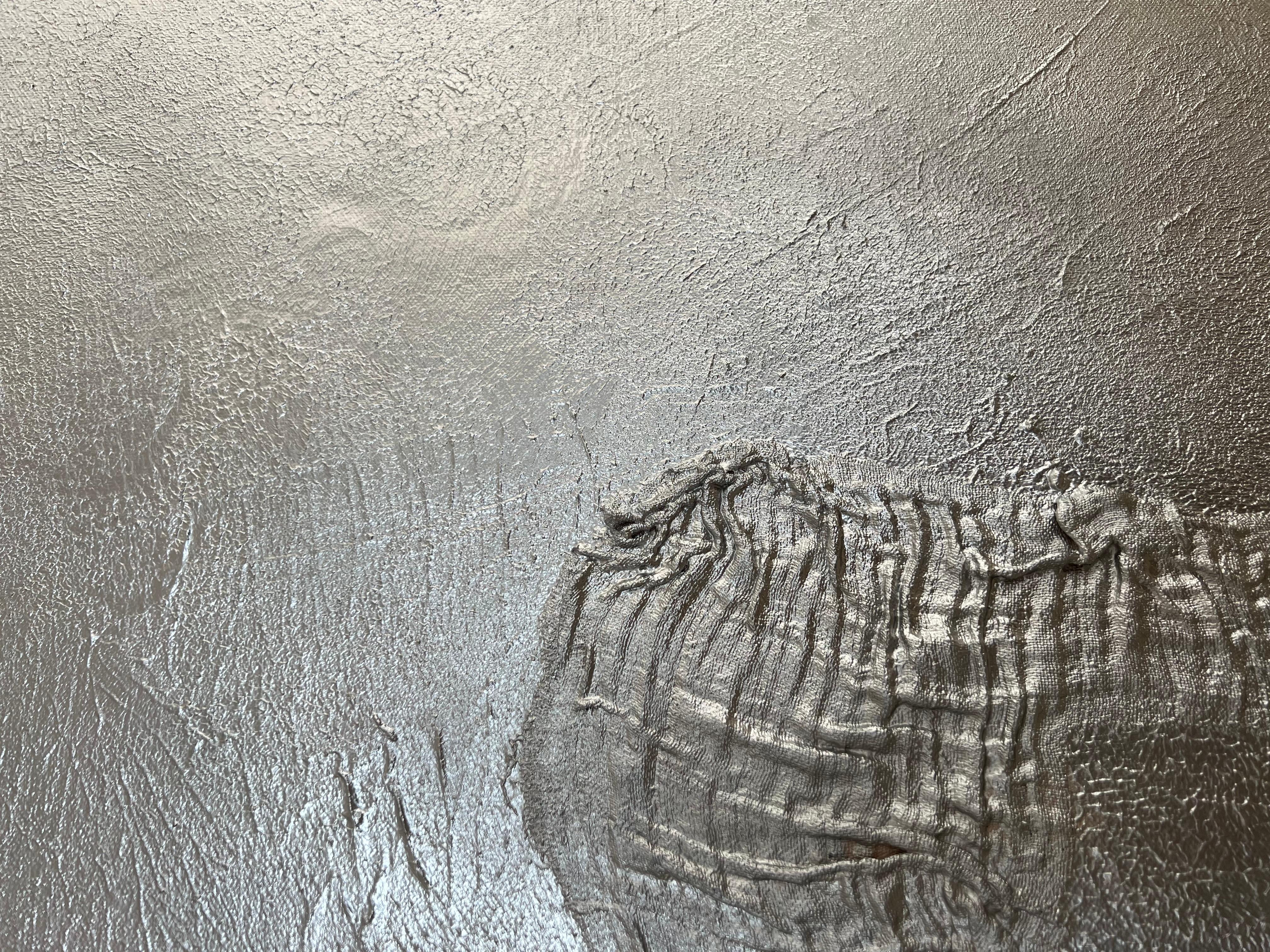 Pintura abstracta texturizada en plata 