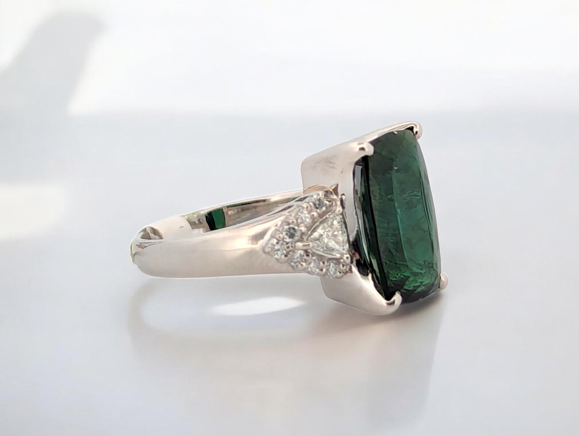 Emmie Platinum Ring, Green Gemstone Engagement Ring, Luxury Fine Jewelry, Size 4 In New Condition In Greeneville, TN