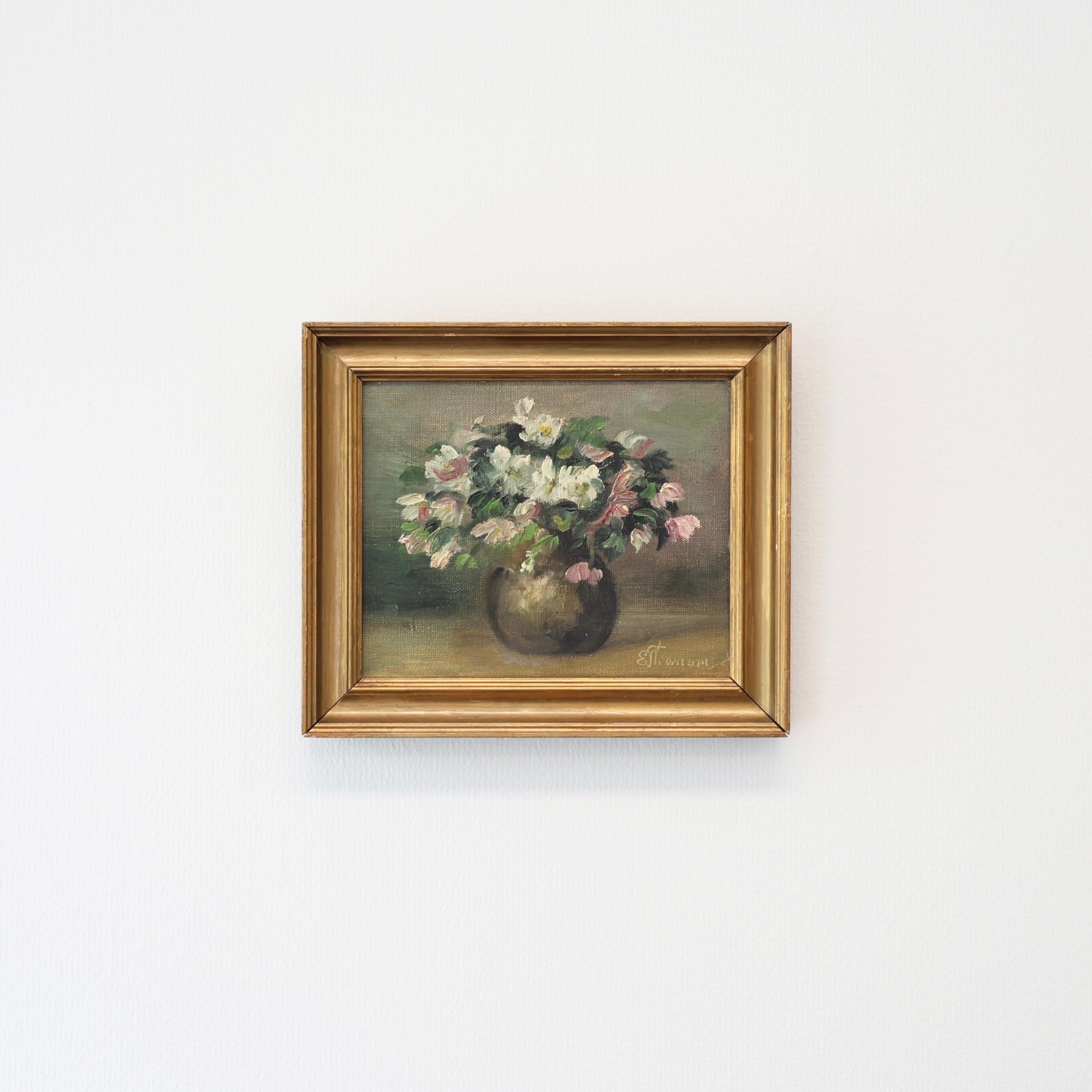Kleines Blumenstillleben in vergoldetem Vintage-Rahmen, gemalt von der dänischen Künstlerin Emmy Thornam in den 1920er Jahren.

* Stilleben eines Blumenstraußes in Öl. Vergoldeter Vintage-Rahmen. Unterzeichnet 