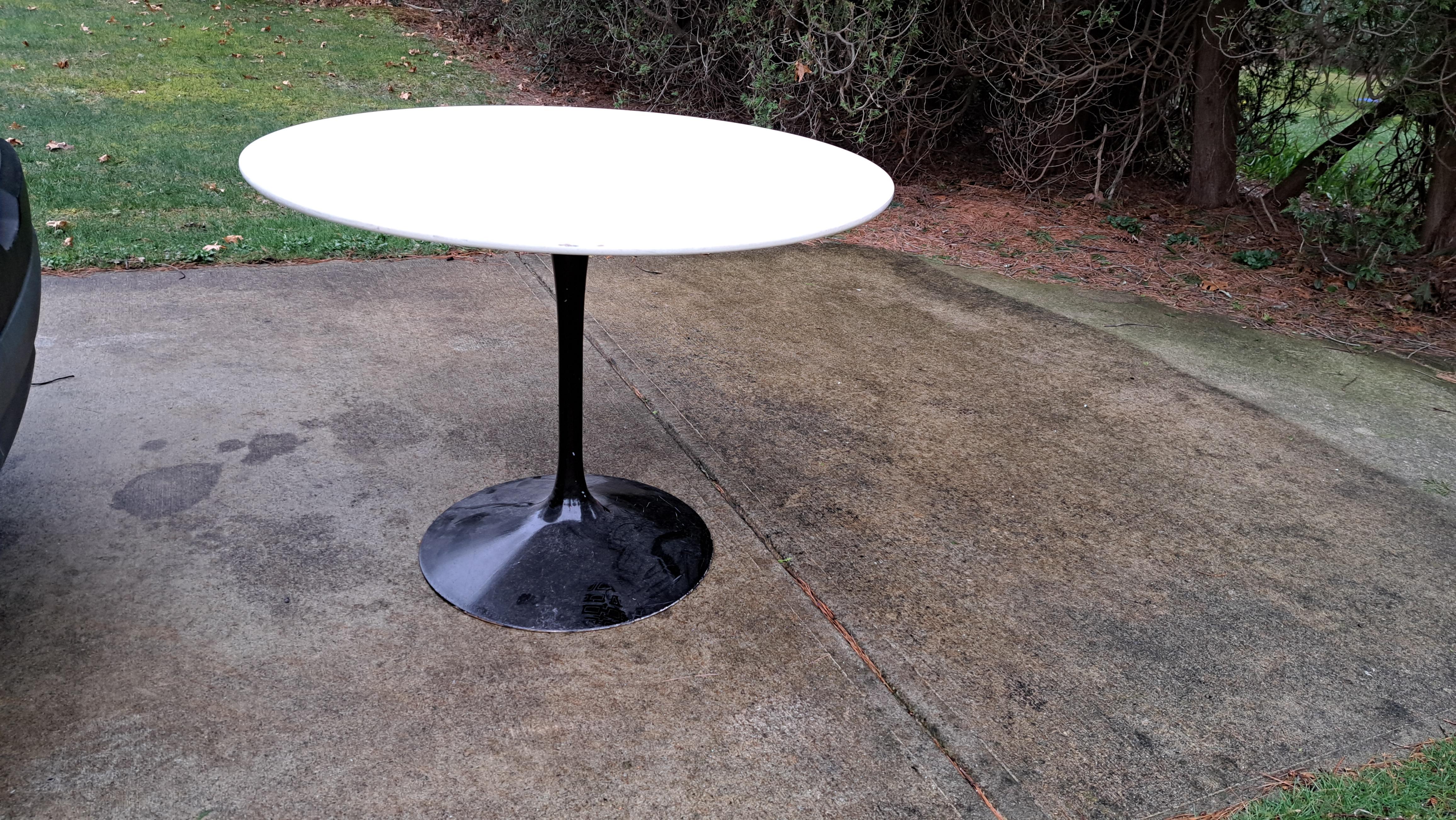 Table tulipe classique Eero Saariinen pour Knoll attribuée (sans étiquette). Base robuste en métal noir et plateau en bois composite blanc.