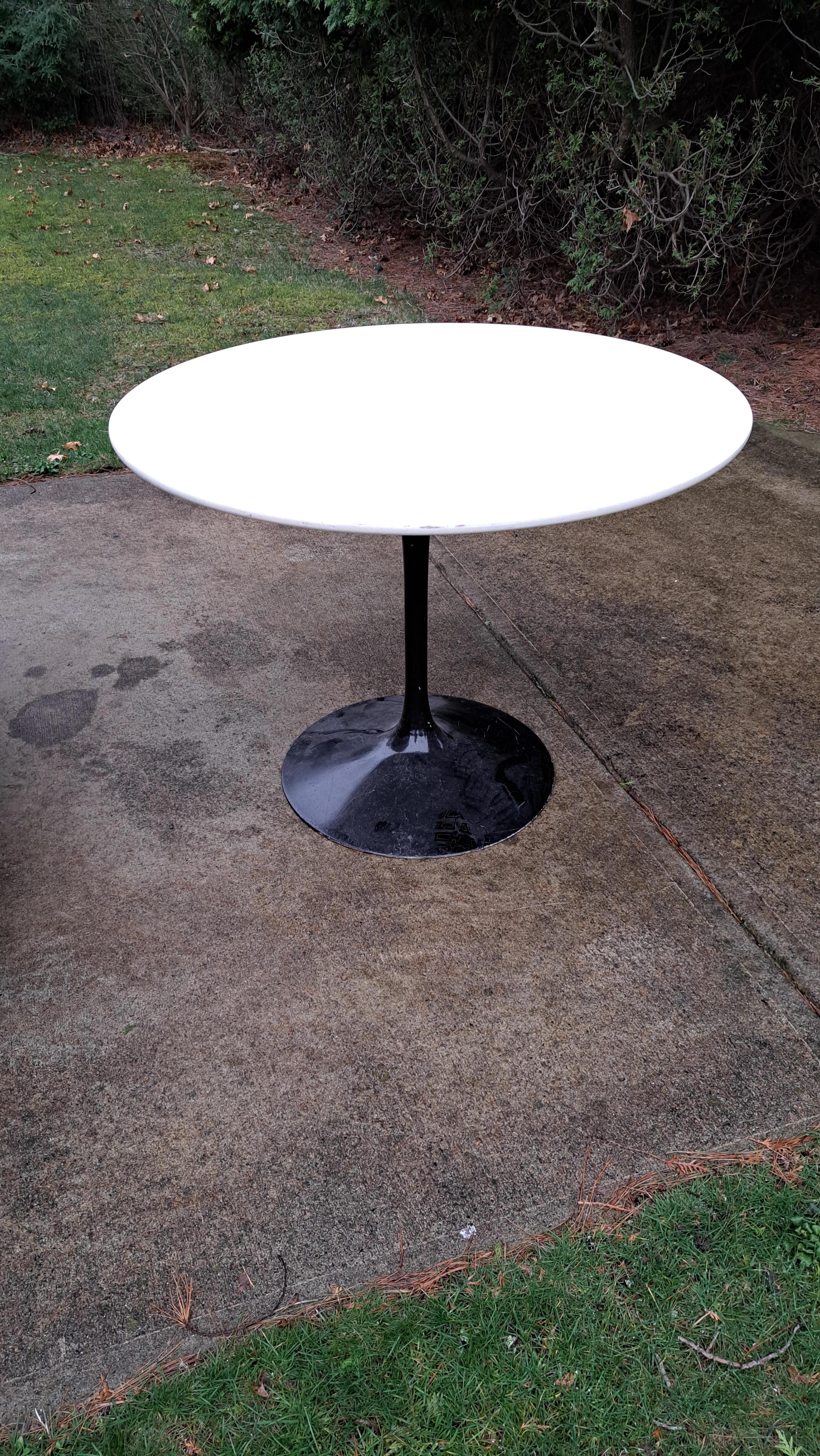 Mid-Century Modern Emo Saarinen  Style 47 pouces Tulip Dining Table en vente