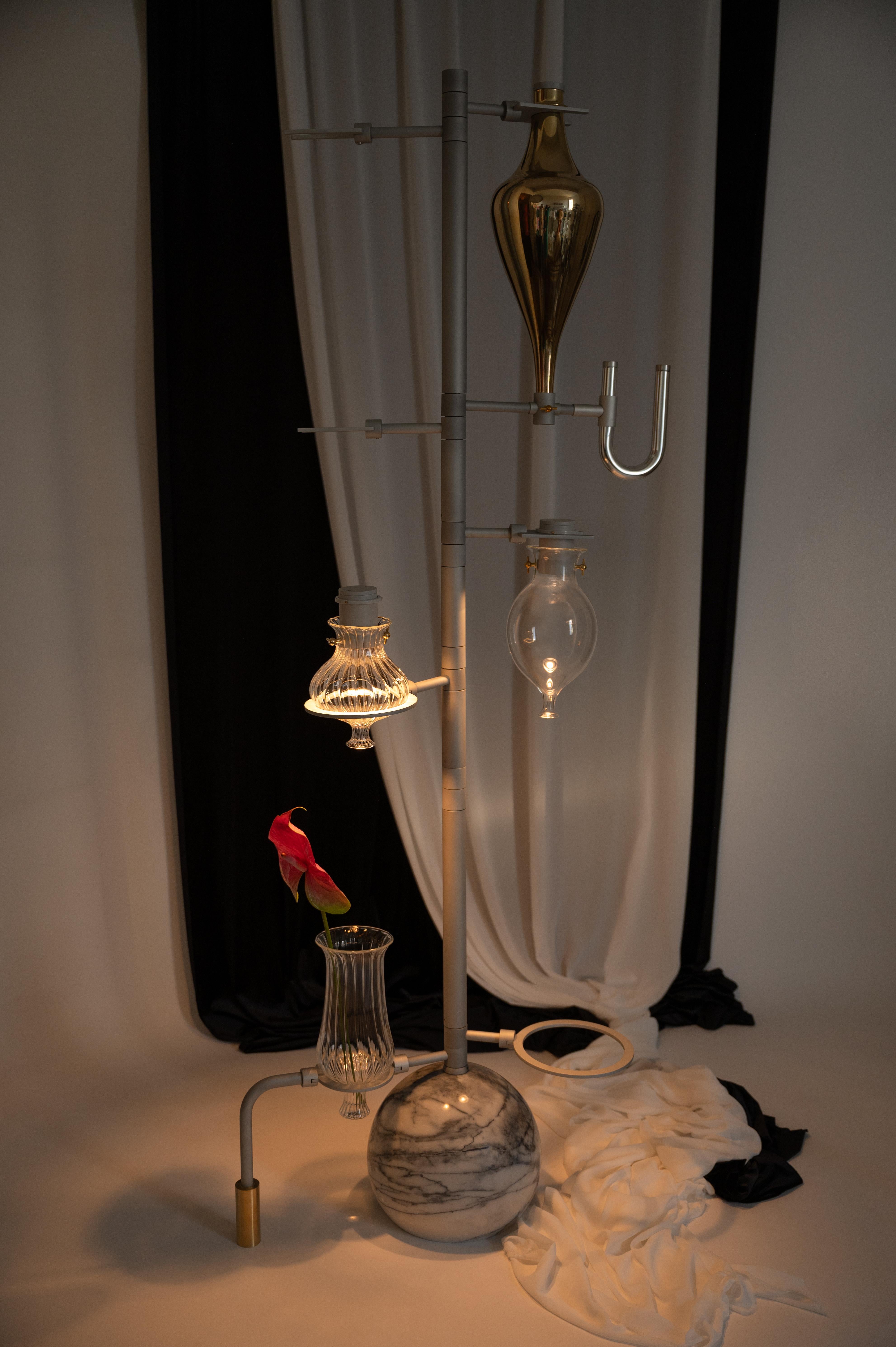 Graue Emotional Lab-Skulptur-Leuchte von Hania Jneid (Eloxiert) im Angebot
