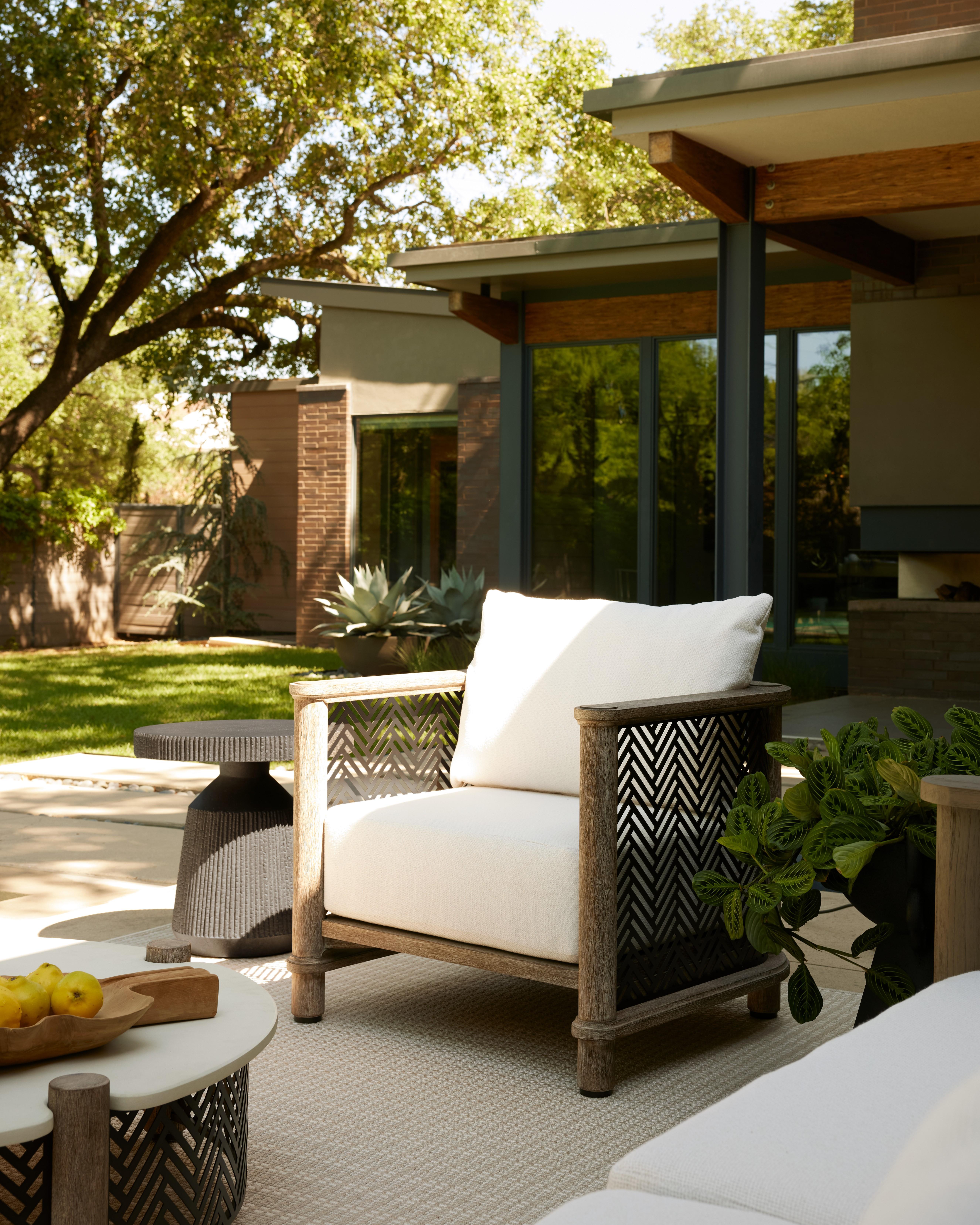 Chaise d'extérieur Emoto FRS11 - Pearl Outdoor Performance Bouclé teck teinté saule en vente 4