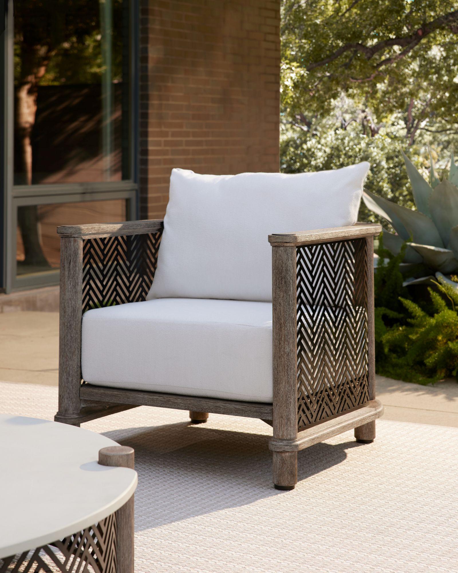 Chaise d'extérieur Emoto FRS11 - Pearl Outdoor Performance Bouclé teck teinté saule en vente 5
