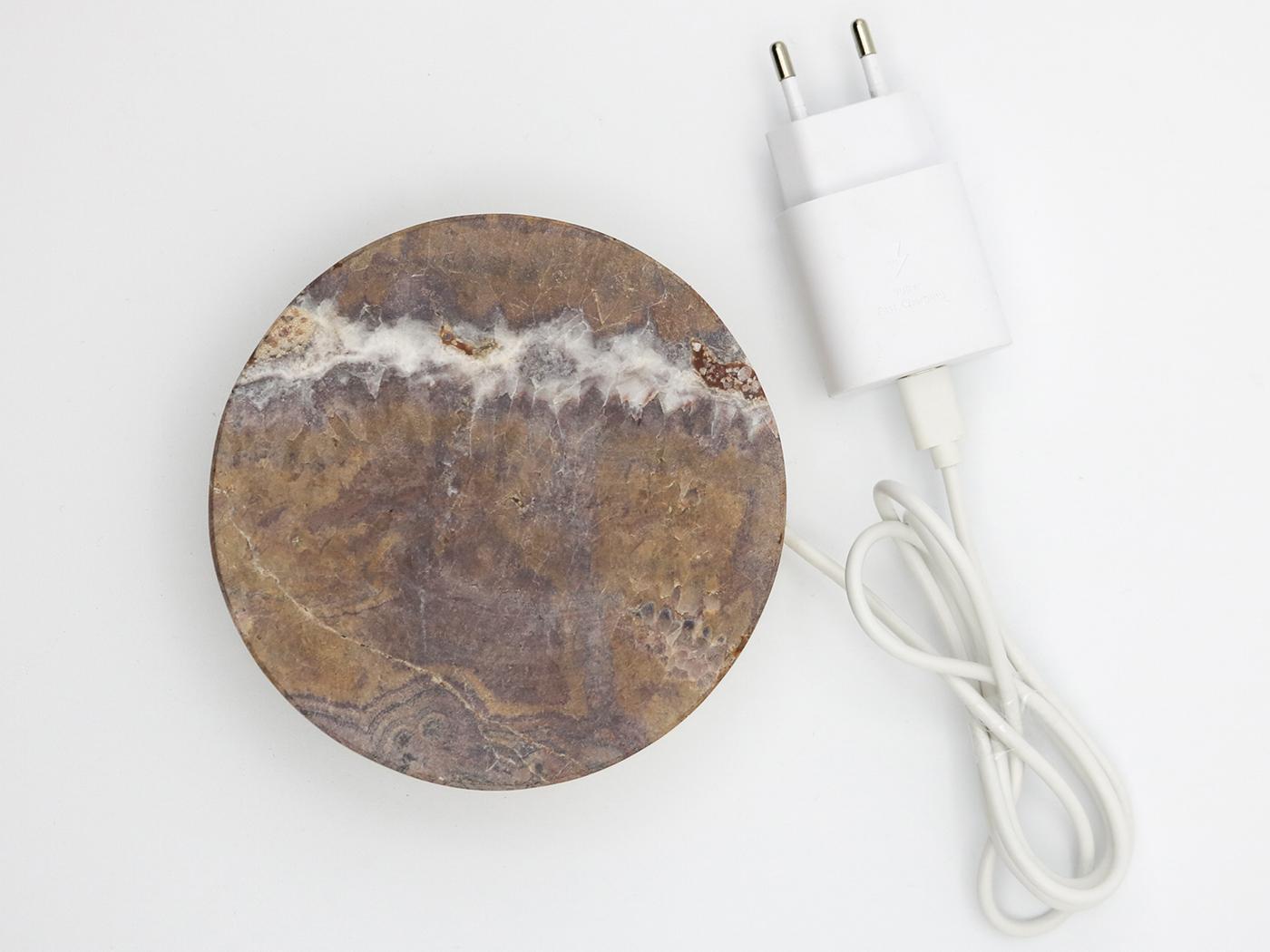 Un socle en marbre,
qui recharge rapidement votre téléphone, d'un coup de baguette magique.
 
Un cercle, 
une pierre, 
réalisé avec le soin que requiert le marbre.

Une puissante technologie de charge sans fil garantit une alimentation électrique