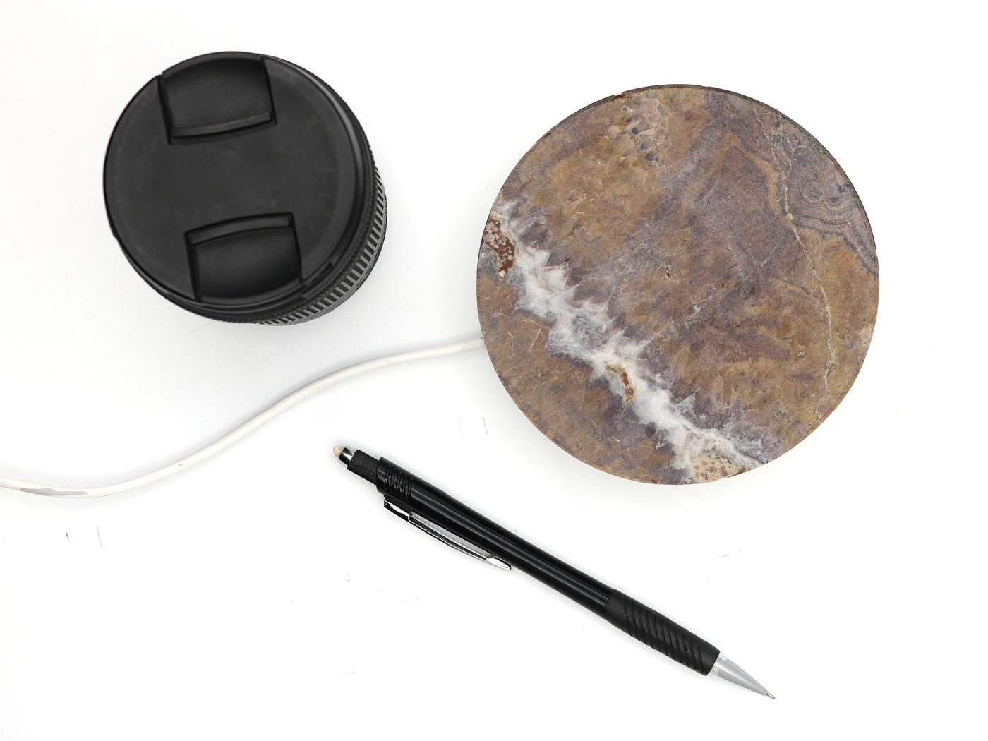 Gravé Base en marbre Brown, petite, chargeur sans fil 15W en vente