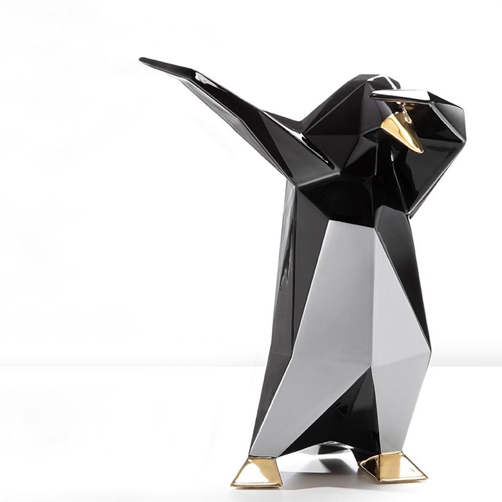 Sculpture Empereur Black with structure in glazed 
ceramic in black finish with shiny gilded details.