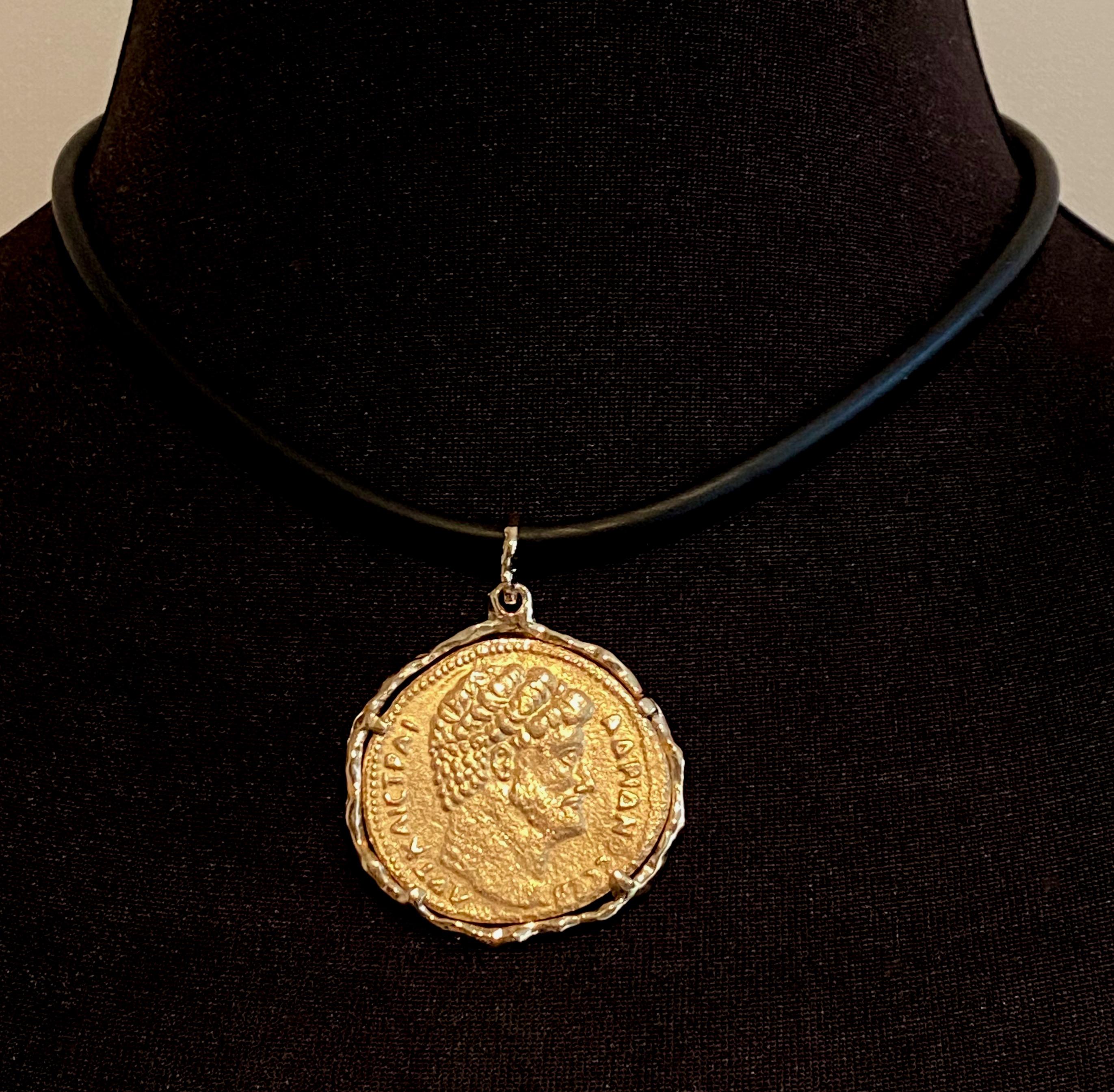 Contemporain Pièce de monnaie de l'empereur Hadrien dans un grand pendentif médaillon en or jaune