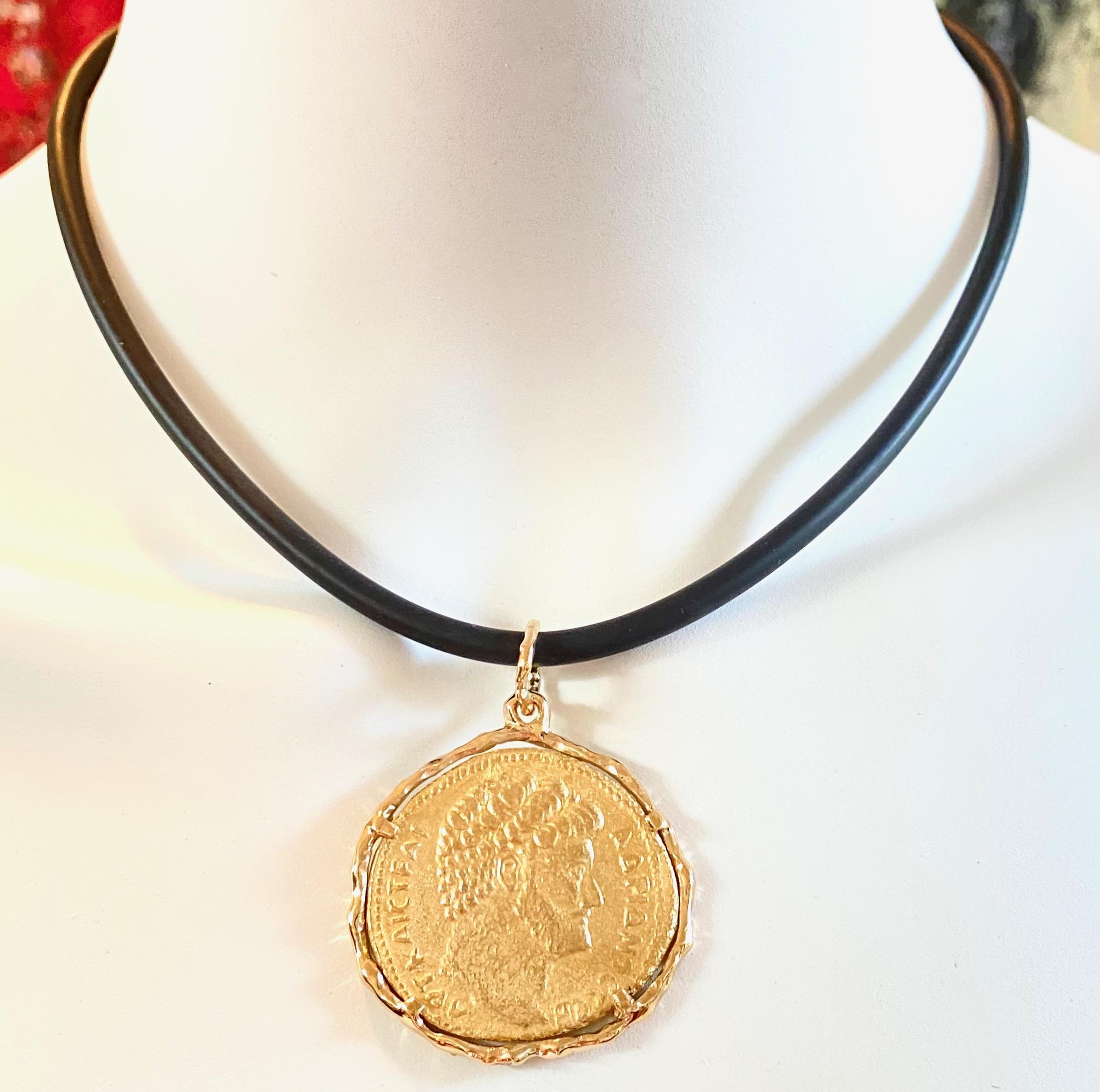 Pièce de monnaie de l'empereur Hadrien dans un grand pendentif médaillon en or jaune Excellent état à Sherman Oaks, CA