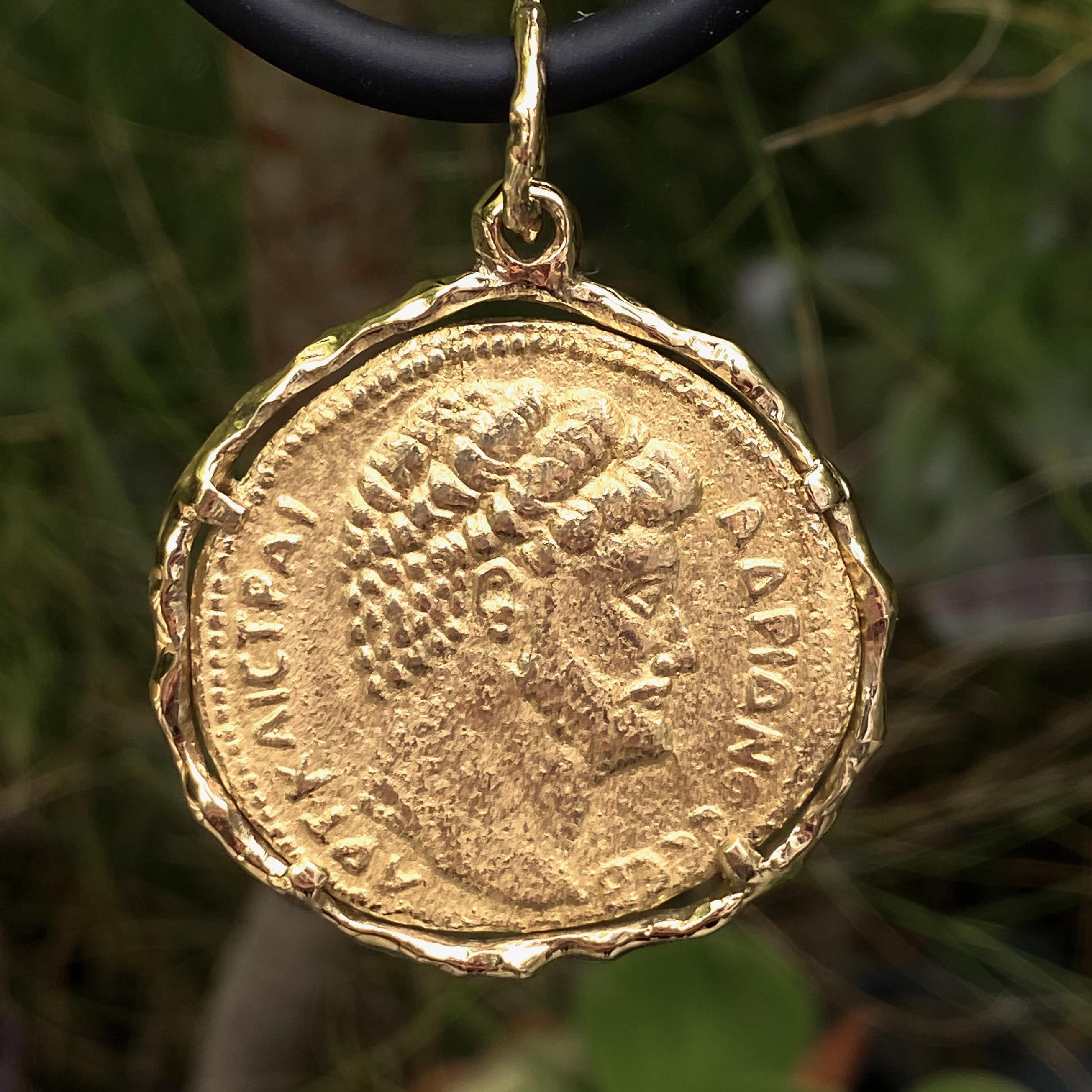  Pièce de monnaie de l'empereur Hadrien dans un grand pendentif médaillon en or jaune Unisexe 