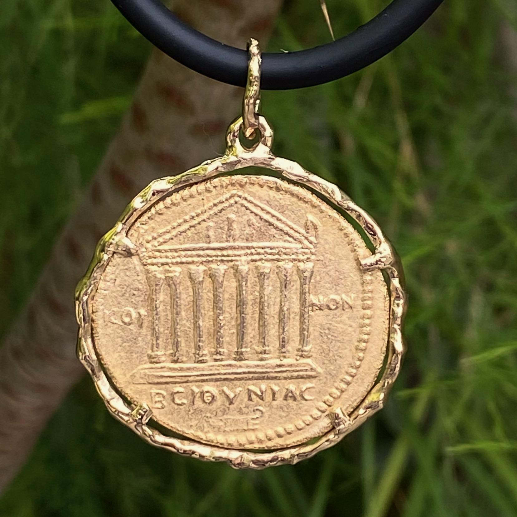 Pièce de monnaie de l'empereur Hadrien dans un grand pendentif médaillon en or jaune 1