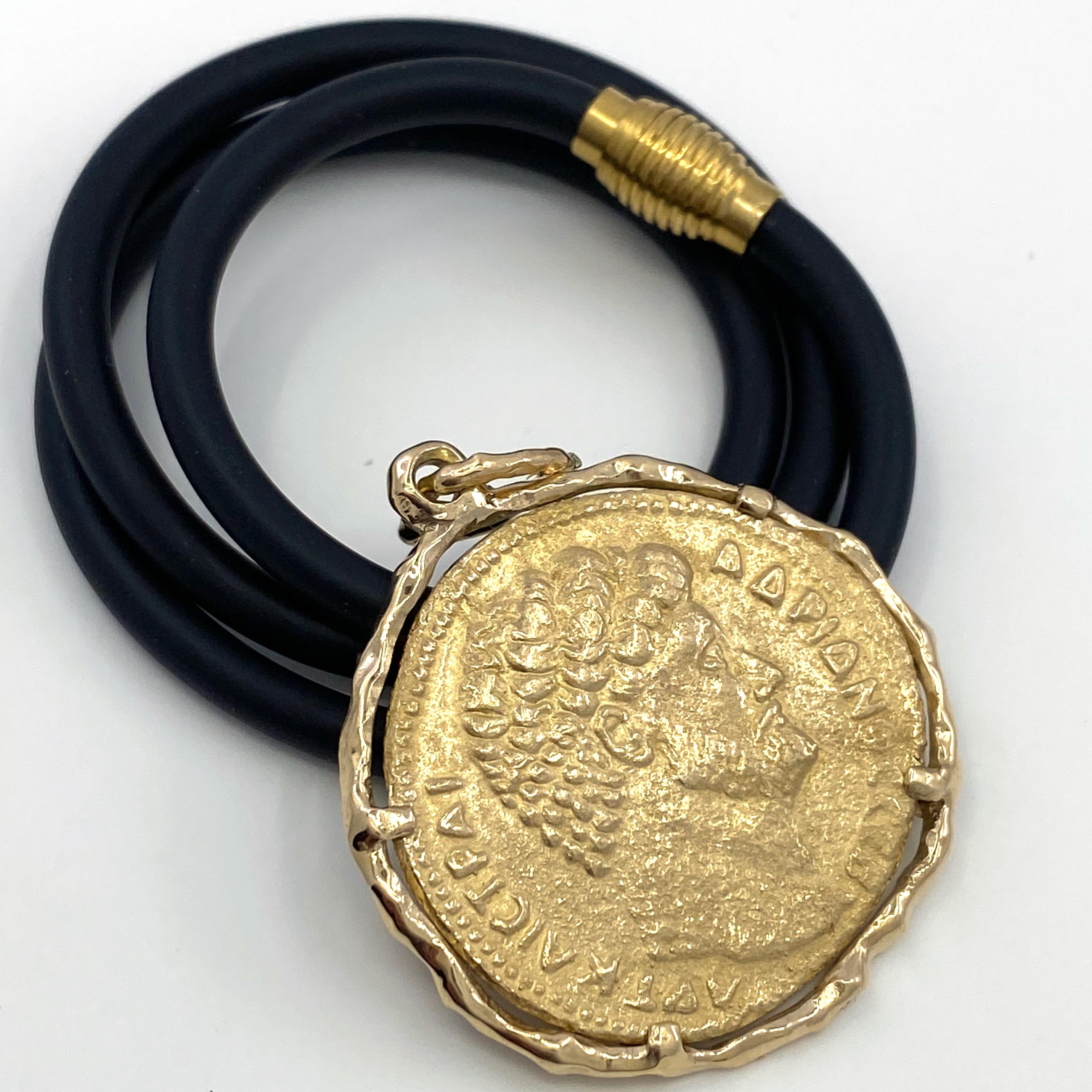 Pièce de monnaie de l'empereur Hadrien dans un grand pendentif médaillon en or jaune 3