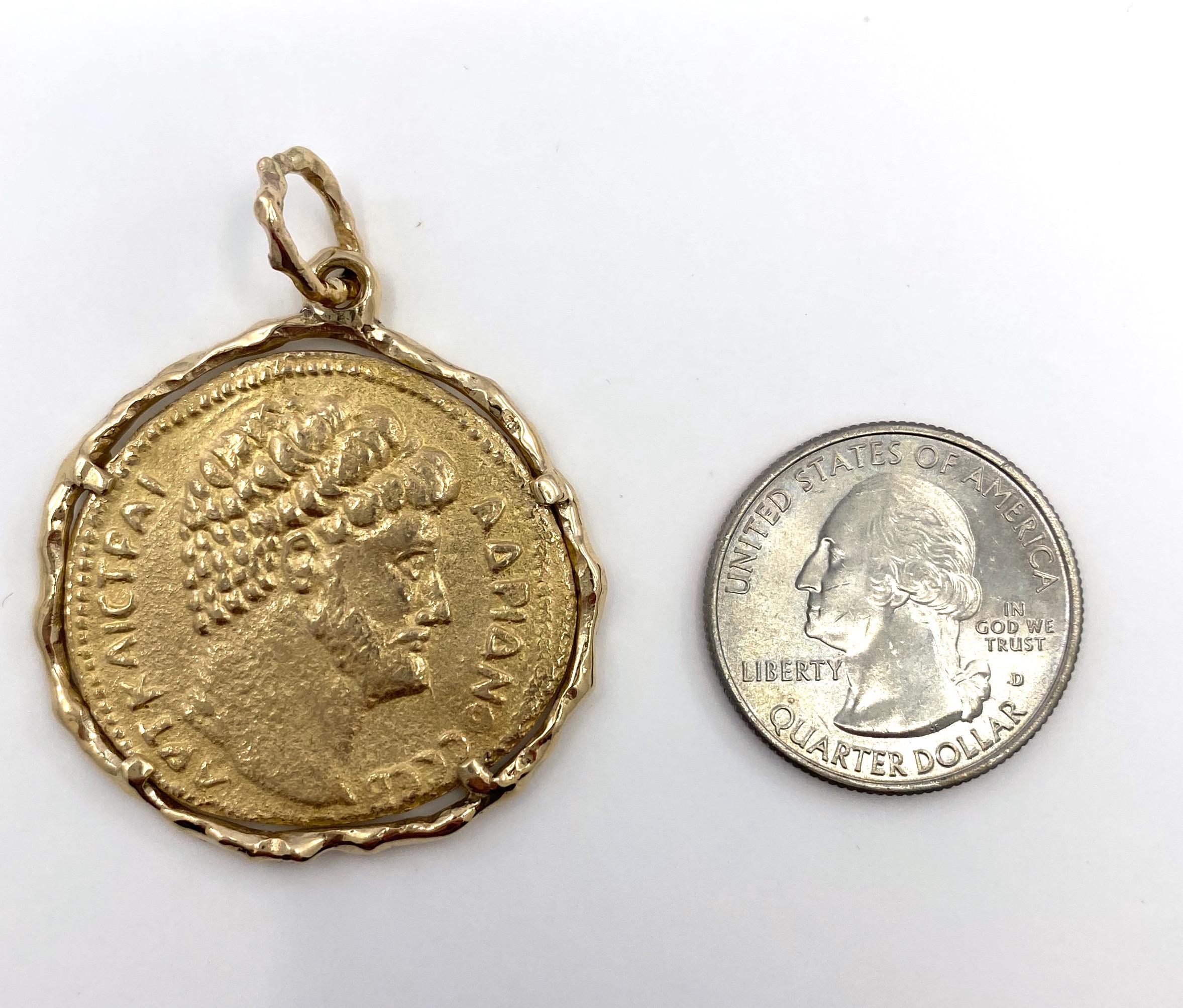 Pièce de monnaie de l'empereur Hadrien dans un grand pendentif médaillon en or jaune 4