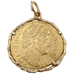 Pièce de monnaie de l'empereur Hadrien dans un grand pendentif médaillon en or jaune