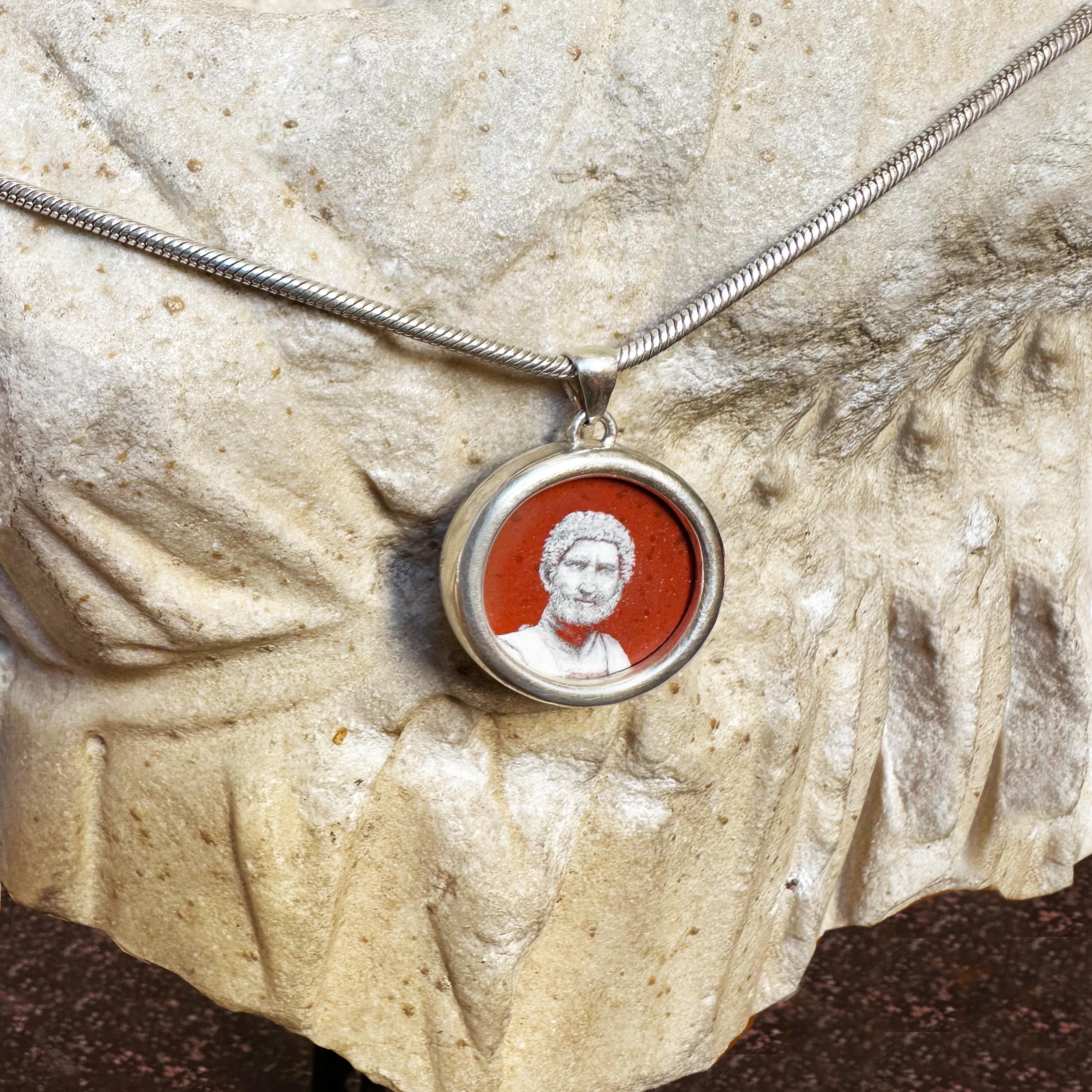 Ciondolo d'argento 925 dell'EMPERATORE HADRIAN dipinto a mano su diaspro egiziano In condizioni Nuovo in vendita a Roma, IT