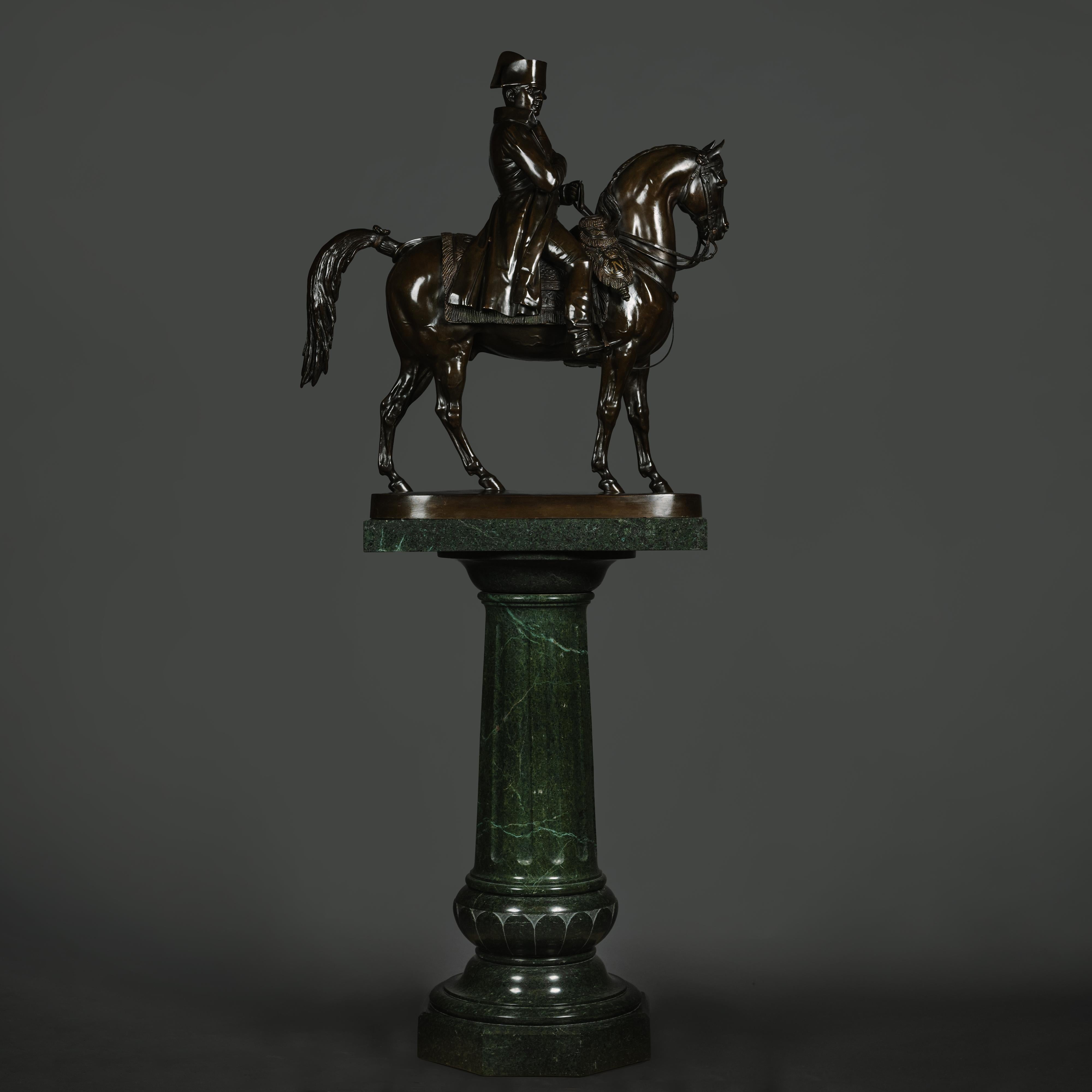 Grande sculpture en bronze patiné de l'empereur Napoléon à cheval, fondue par Susse Frères, Paris, d'après le modèle d'Alfred Émilien O'Hara, comte de Nieuwerkerke (1811-1892).

Bronze patiné brun foncé.  

L'empereur Napoléon est représenté à