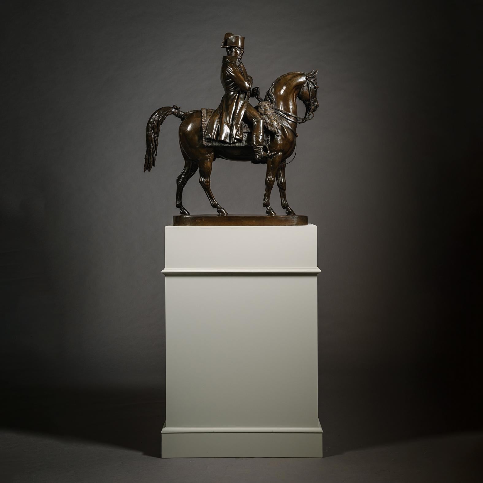 Grande scultura in bronzo patinato dell'Imperatore Napoleone a cavallo, fusa da Susse Frères, Parigi, dal modello di Alfred Émilien O'Hara, Comte de Nieuwerkerke (1811-1892).

Bronzo patinato marrone scuro.  

Raffigura l'imperatore Napoleone a