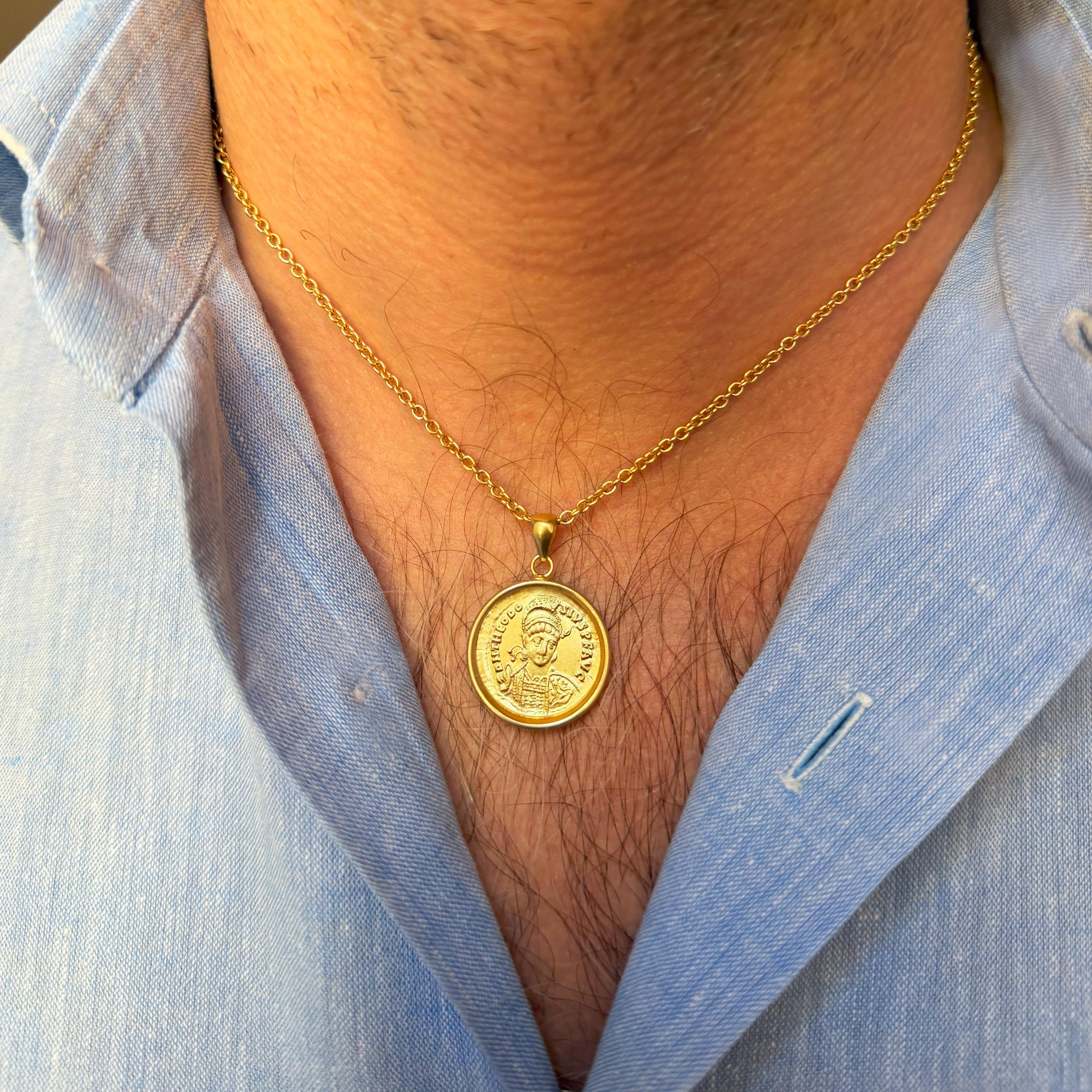 Romano classico Emperor Theodosius II Gold Byzantine Coin 18KT gold Pendant in vendita