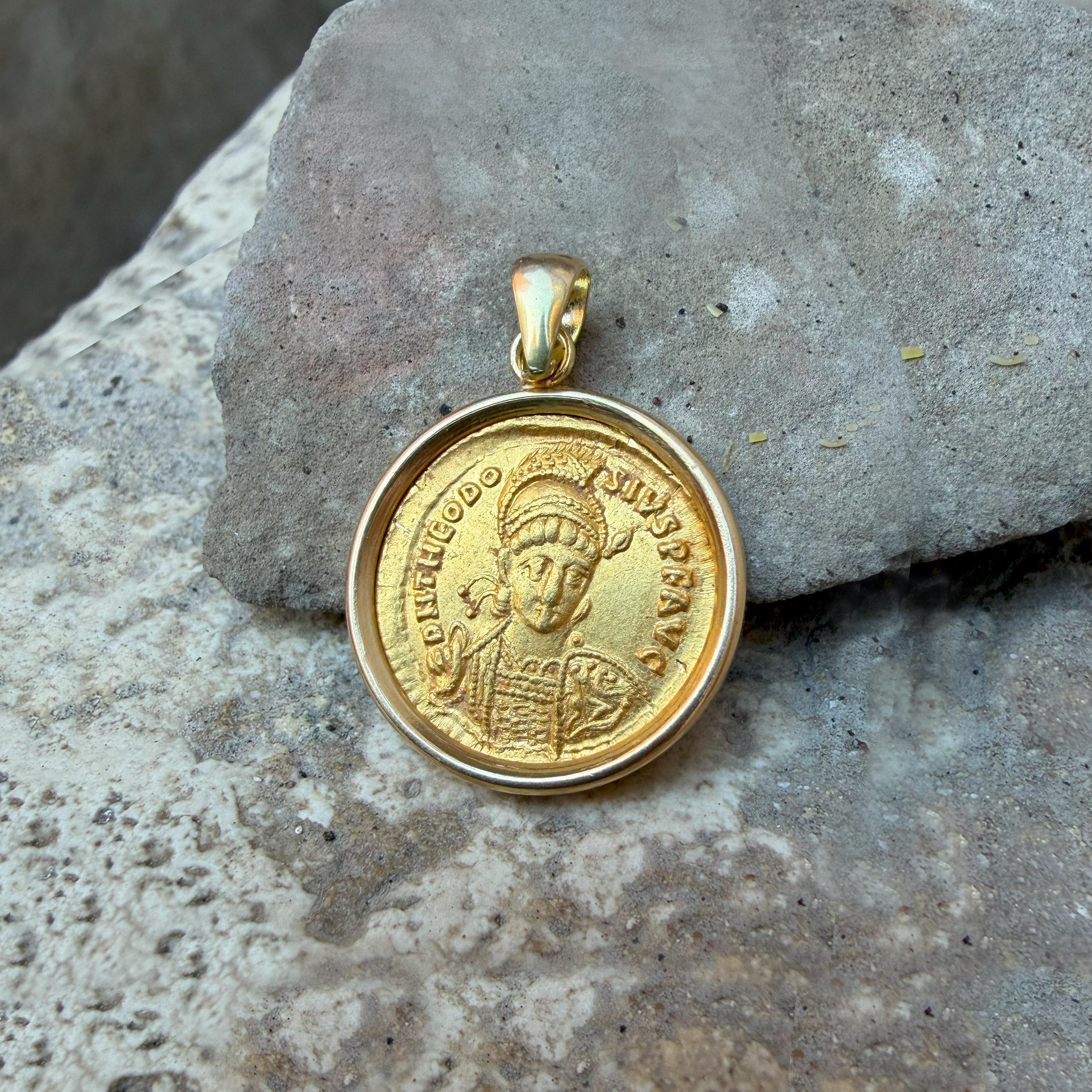 Emperor Theodosius II Gold Byzantine Coin 18KT gold Pendant in vendita 3