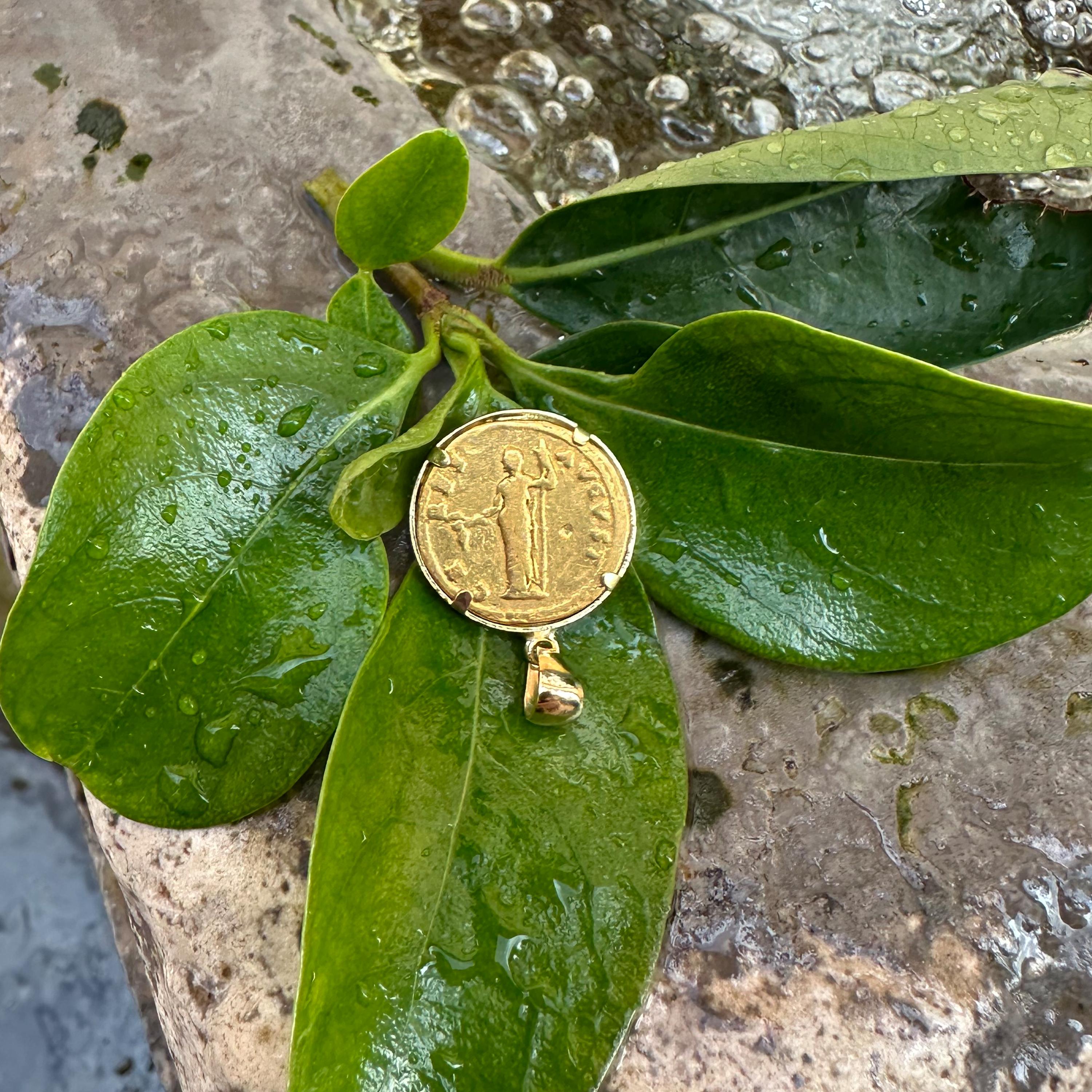 Dieser atemberaubende Anhänger aus 18-karätigem Gold zeigt einen echten Aureus (römische Goldmünze) aus der Regierungszeit von Kaiser Titus (79-81 ADS). Die Vorderseite zeigt das königliche Profil von Titus, während die Rückseite eine detaillierte