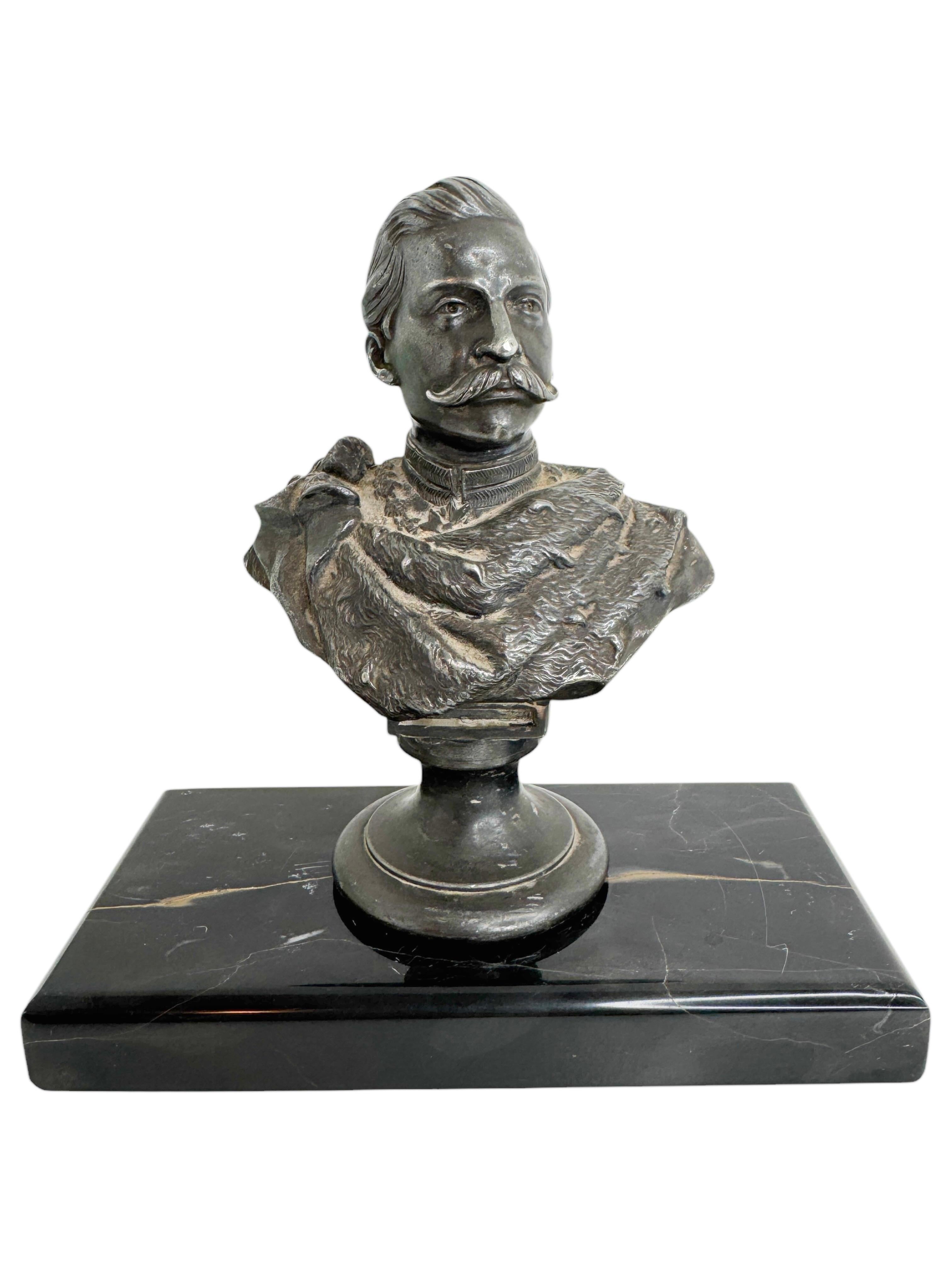 Art Nouveau Imperatore Guglielmo II. Busto scultura su base di marmo Antico tedesco, 1900 in vendita