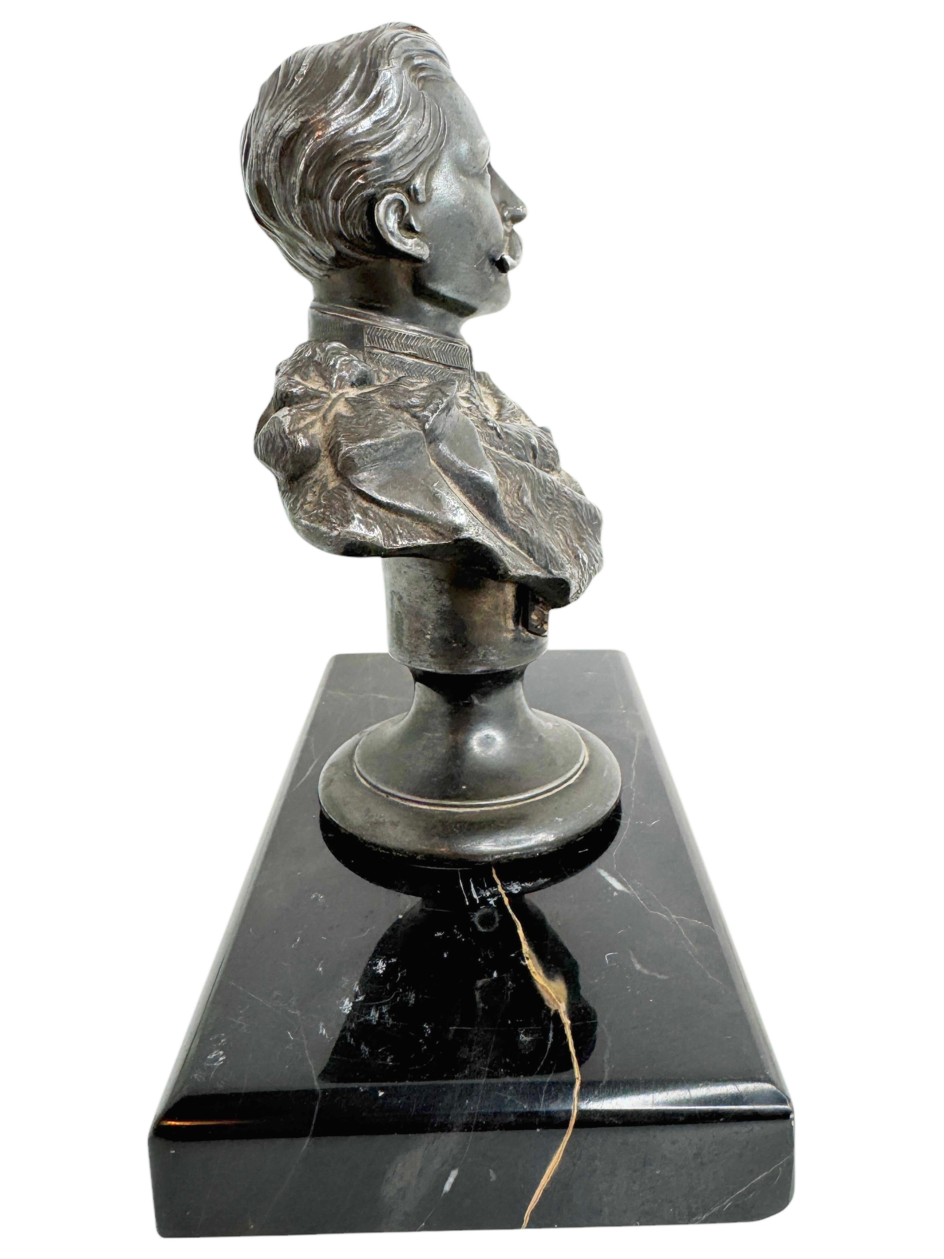 Tedesco Imperatore Guglielmo II. Busto scultura su base di marmo Antico tedesco, 1900 in vendita