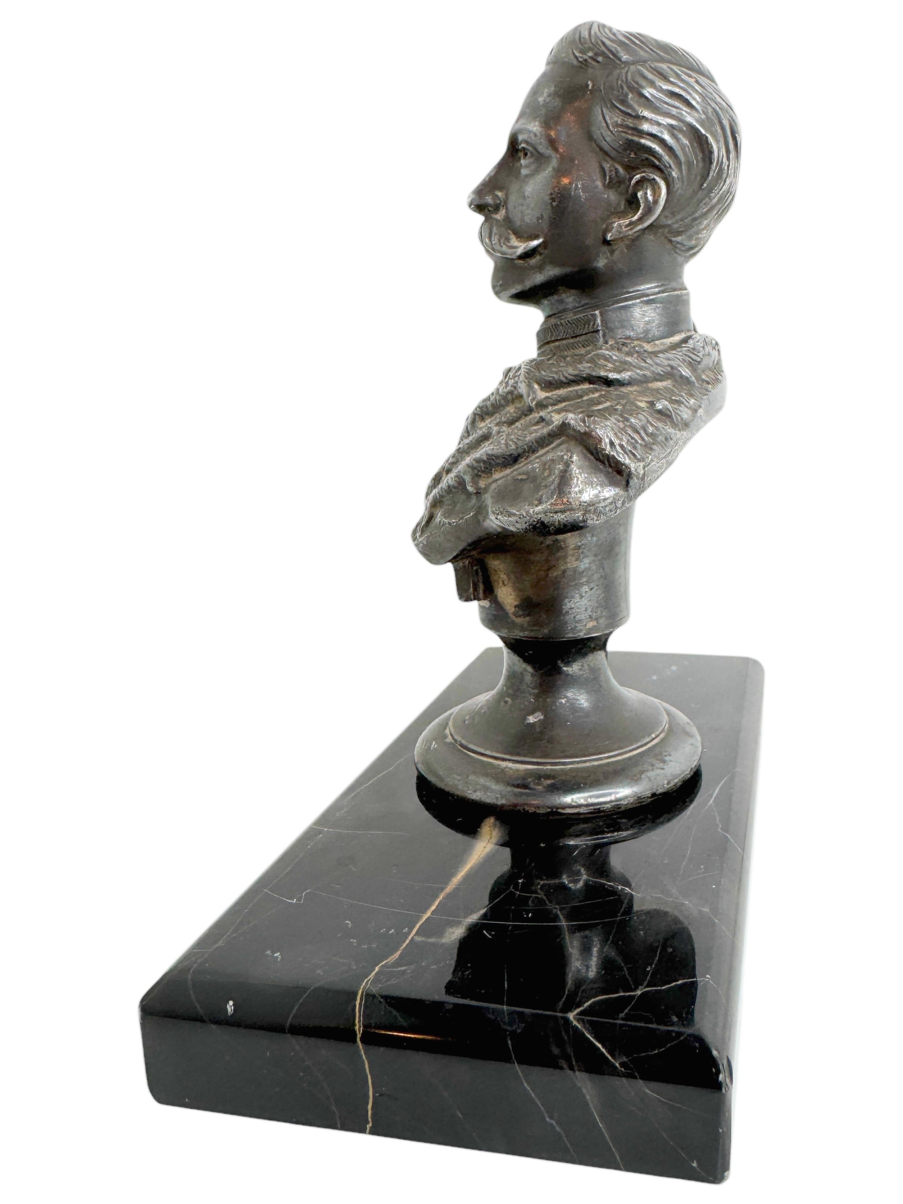 Inizio XX secolo Imperatore Guglielmo II. Busto scultura su base di marmo Antico tedesco, 1900 in vendita