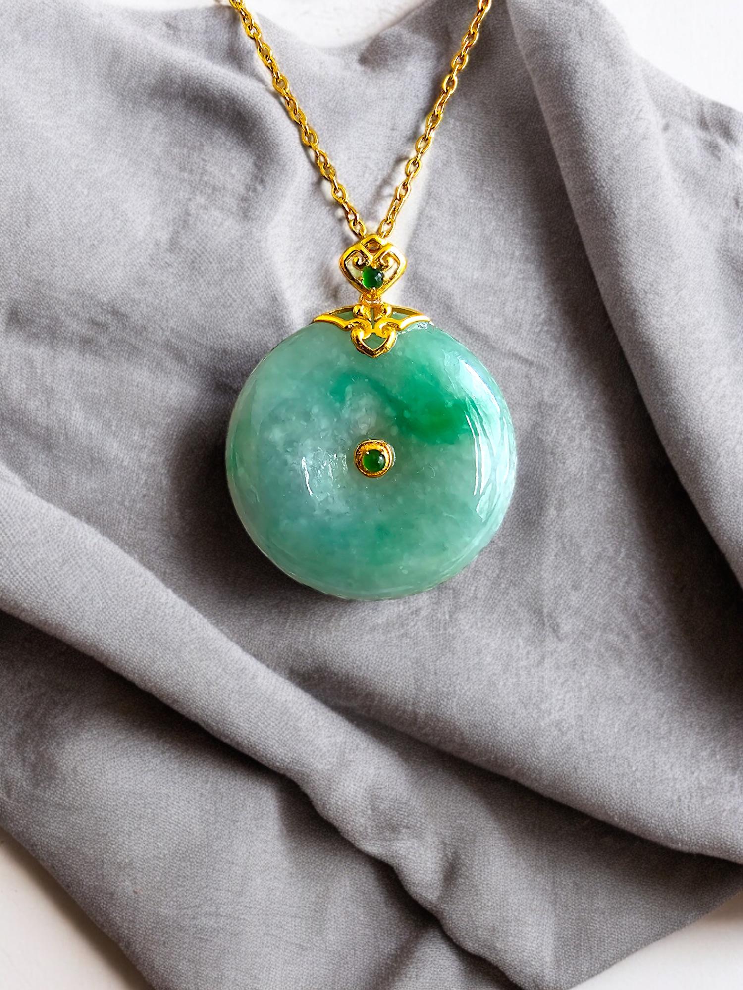 Emperors Round Burmese Green A-Jadeite 24mm Donut Pendant (with 18K Yellow Gold) In New Condition For Sale In Kowloon, HK