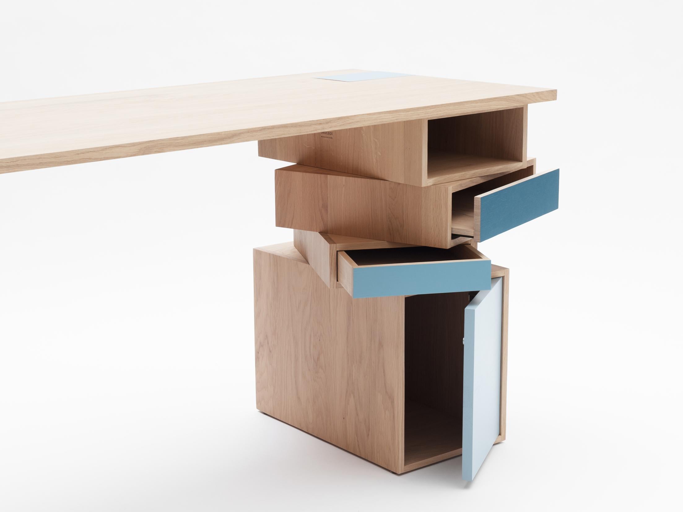 A streamlined side facing a disorganized side, the Empil desk plays with contrasts. A combination of 4 cases that can be set as one wishes. It offers the features of a classic desk. The top is equipped with a socket to connect or reload its