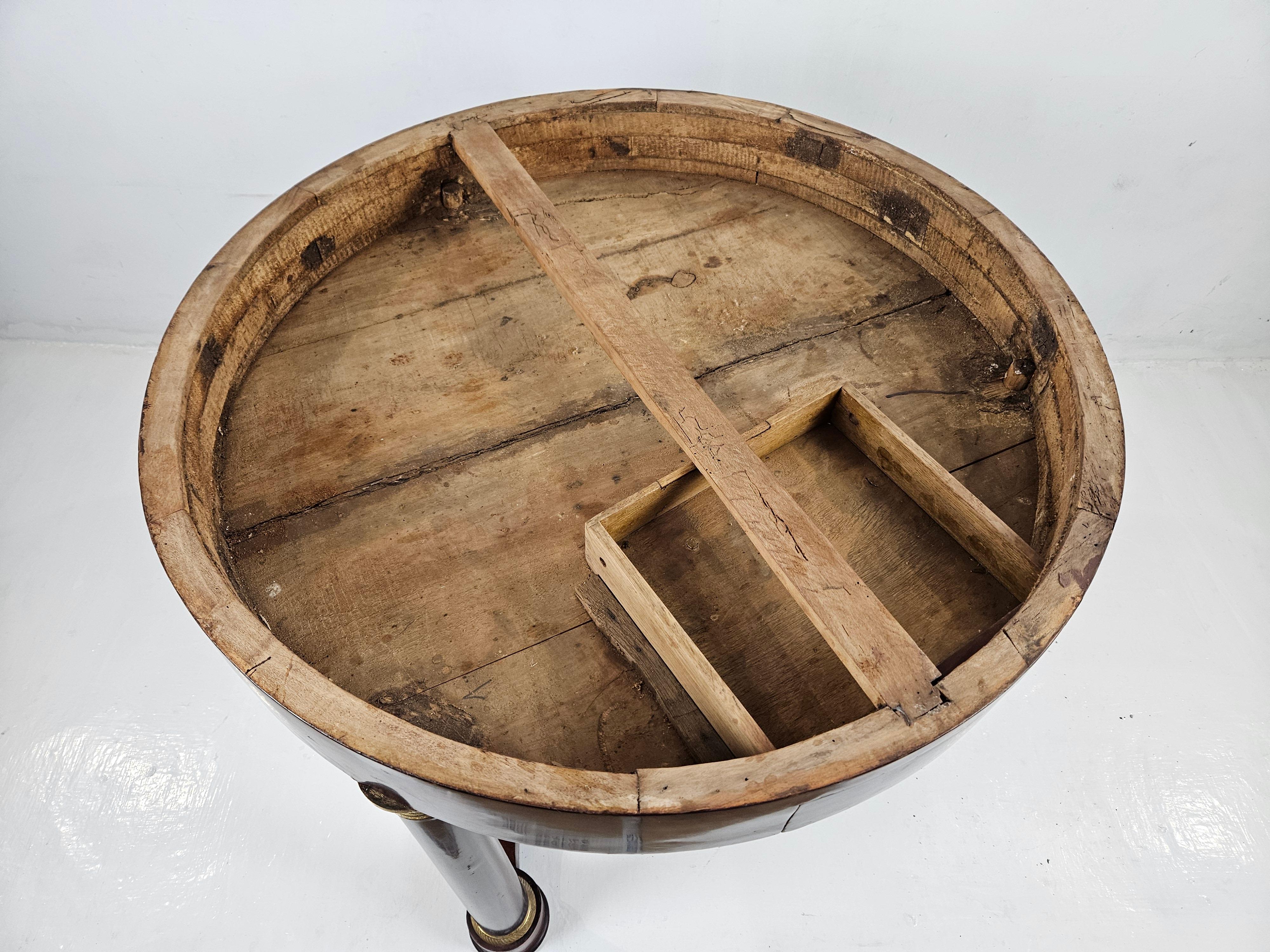 Aquí tienes una original mesa de centro redonda con trípode de principios del siglo XIX, de cuando Napoleón vagaba por Europa. Esta mesa ha sido sometida a una restauración profesional completa pero 