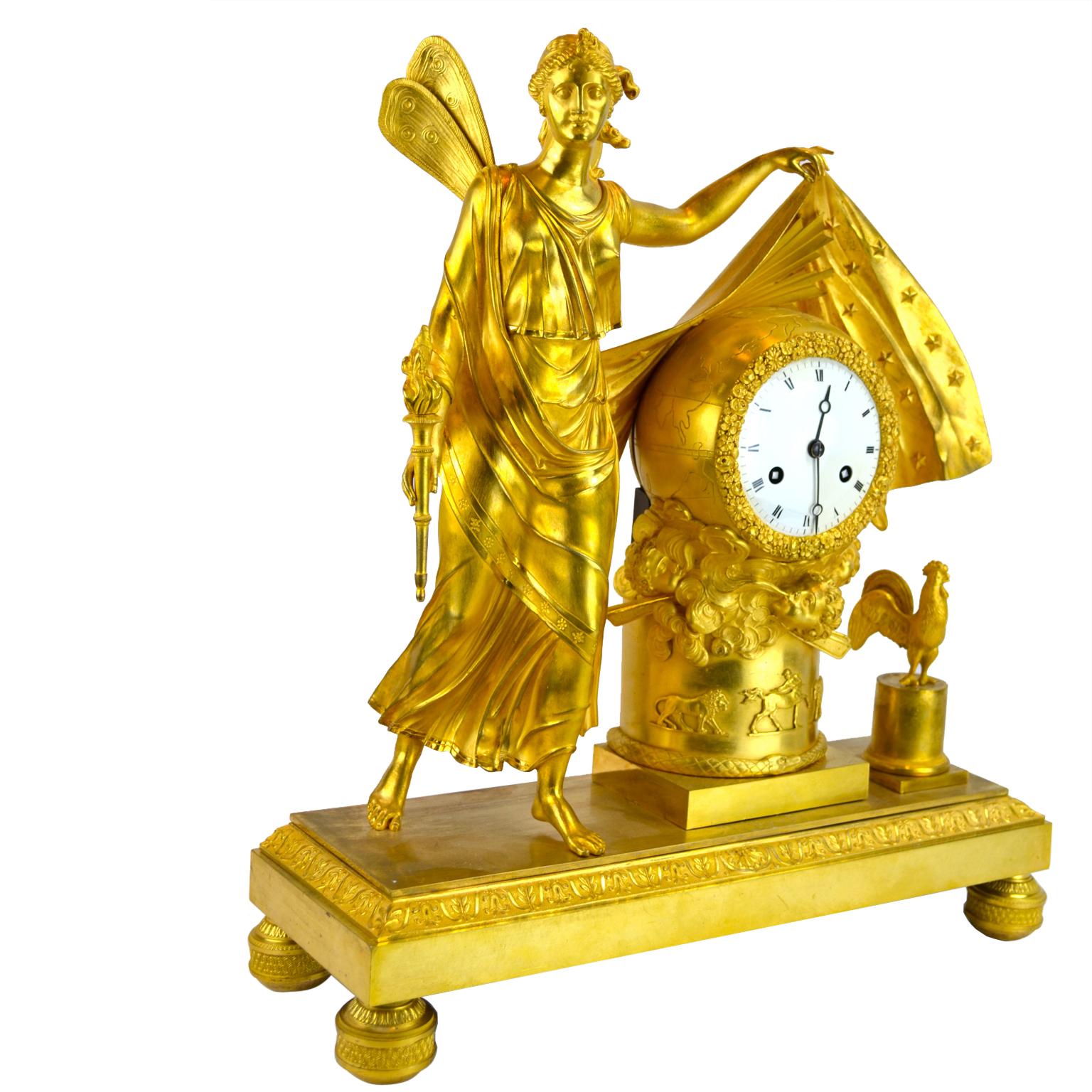 Eine allegorische Kaminuhr aus dem französischen Empire mit einem Gehäuse aus fein getriebener und vergoldeter Bronze. Aurora steht links vom runden Uhrensockel und legt mit ihrer linken Hand einen Sternenmantel über die Weltkugel, um einen neuen