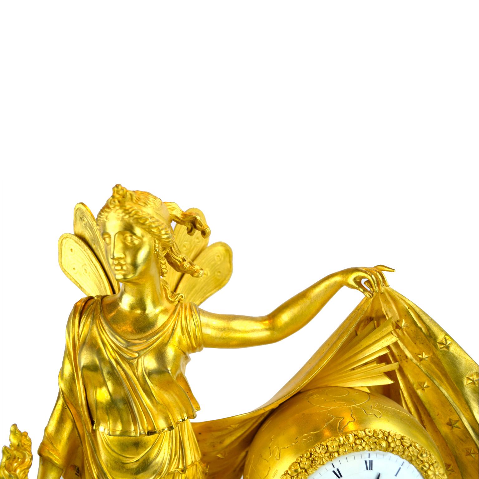   Französische Empire-Uhr der römischen Göttin Aurora, die einen neuen Tag anzeigt (Vergoldet) im Angebot