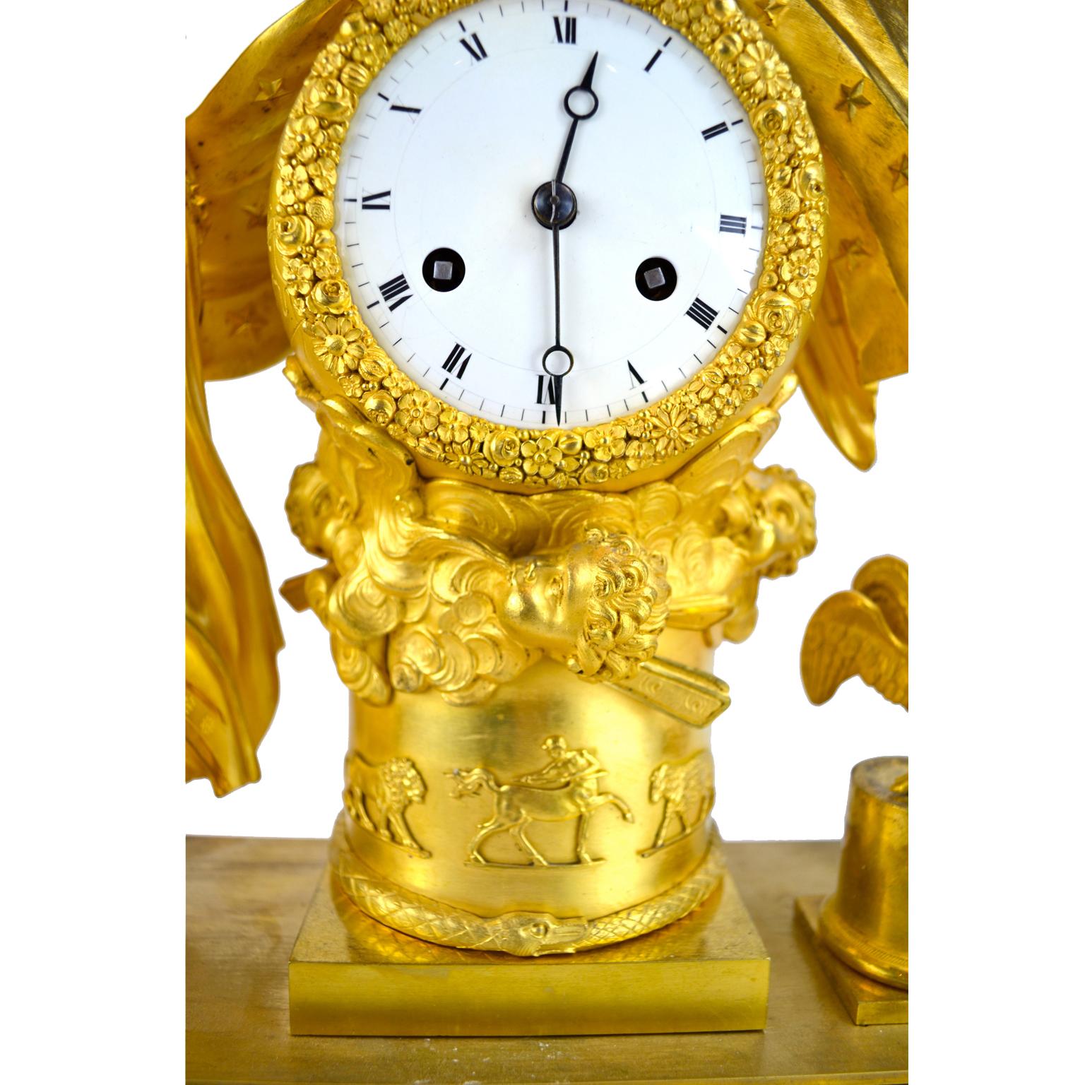   Französische Empire-Uhr der römischen Göttin Aurora, die einen neuen Tag anzeigt (19. Jahrhundert) im Angebot