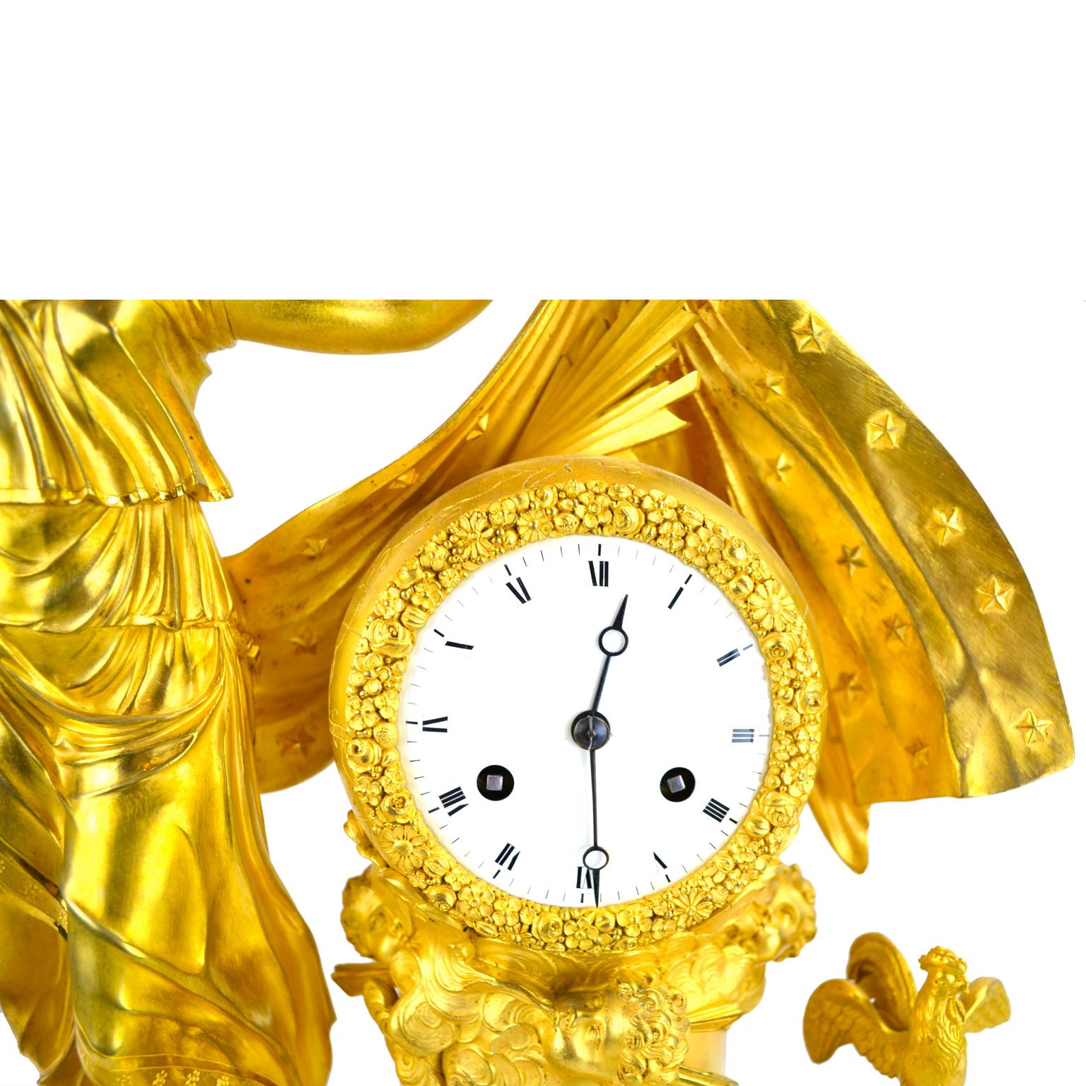   Französische Empire-Uhr der römischen Göttin Aurora, die einen neuen Tag anzeigt (Bronze) im Angebot
