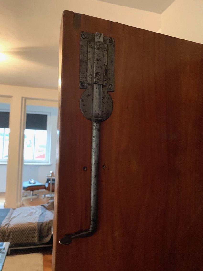 Armoire Empire, placage de noyer, colonnes pleines, laiton, Autriche vers 1815 en vente 12