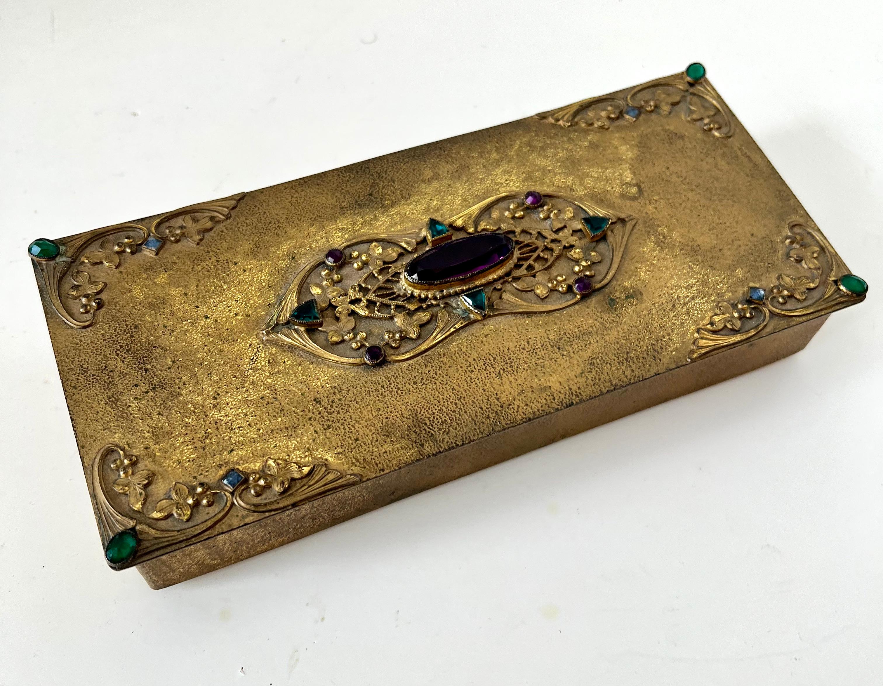 Caja dorada de arte imperio con tapa decorativa abatible y joyas 1920 Art Decó en venta