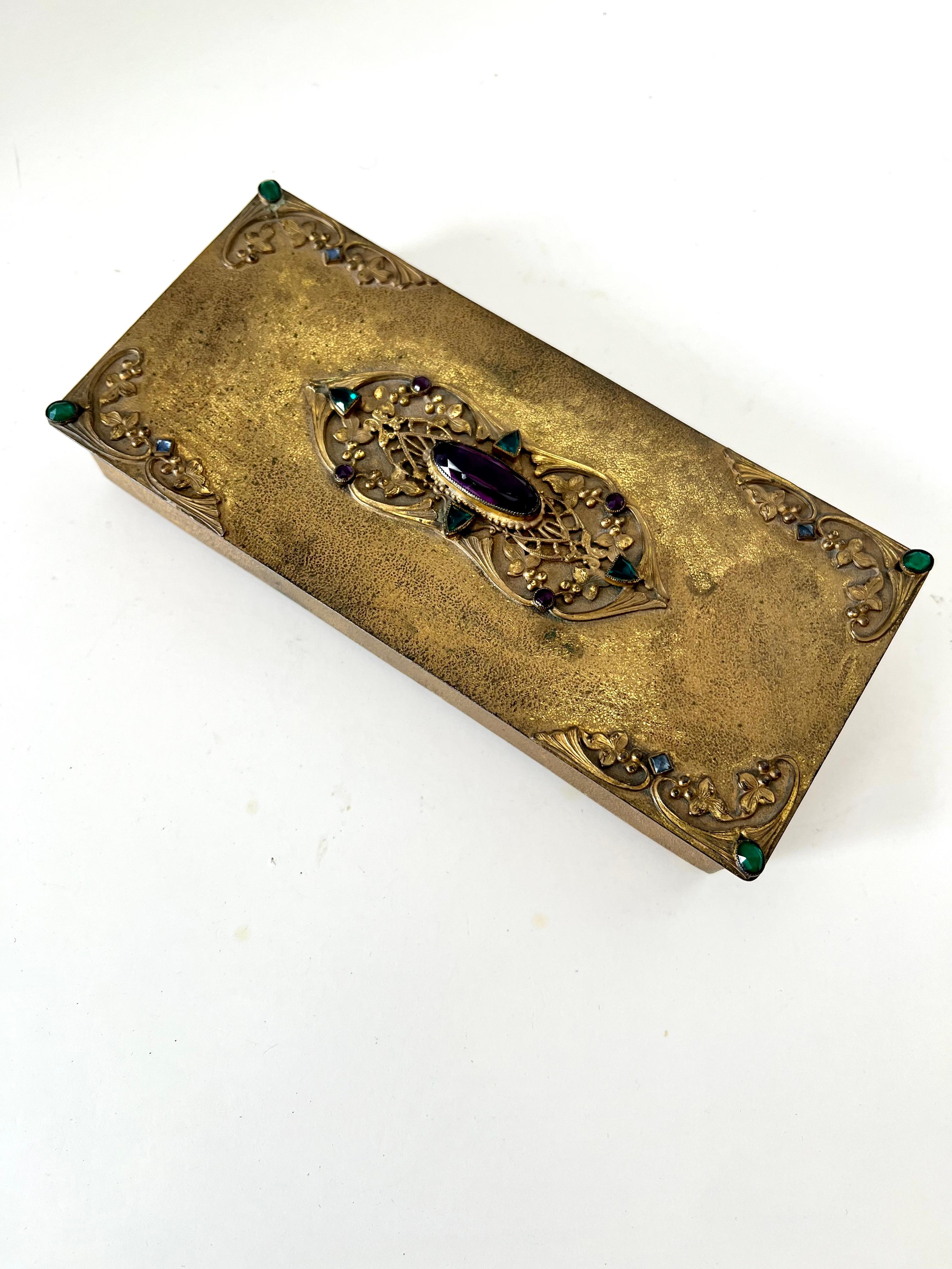Caja dorada de arte imperio con tapa decorativa abatible y joyas 1920 Hecho a mano en venta