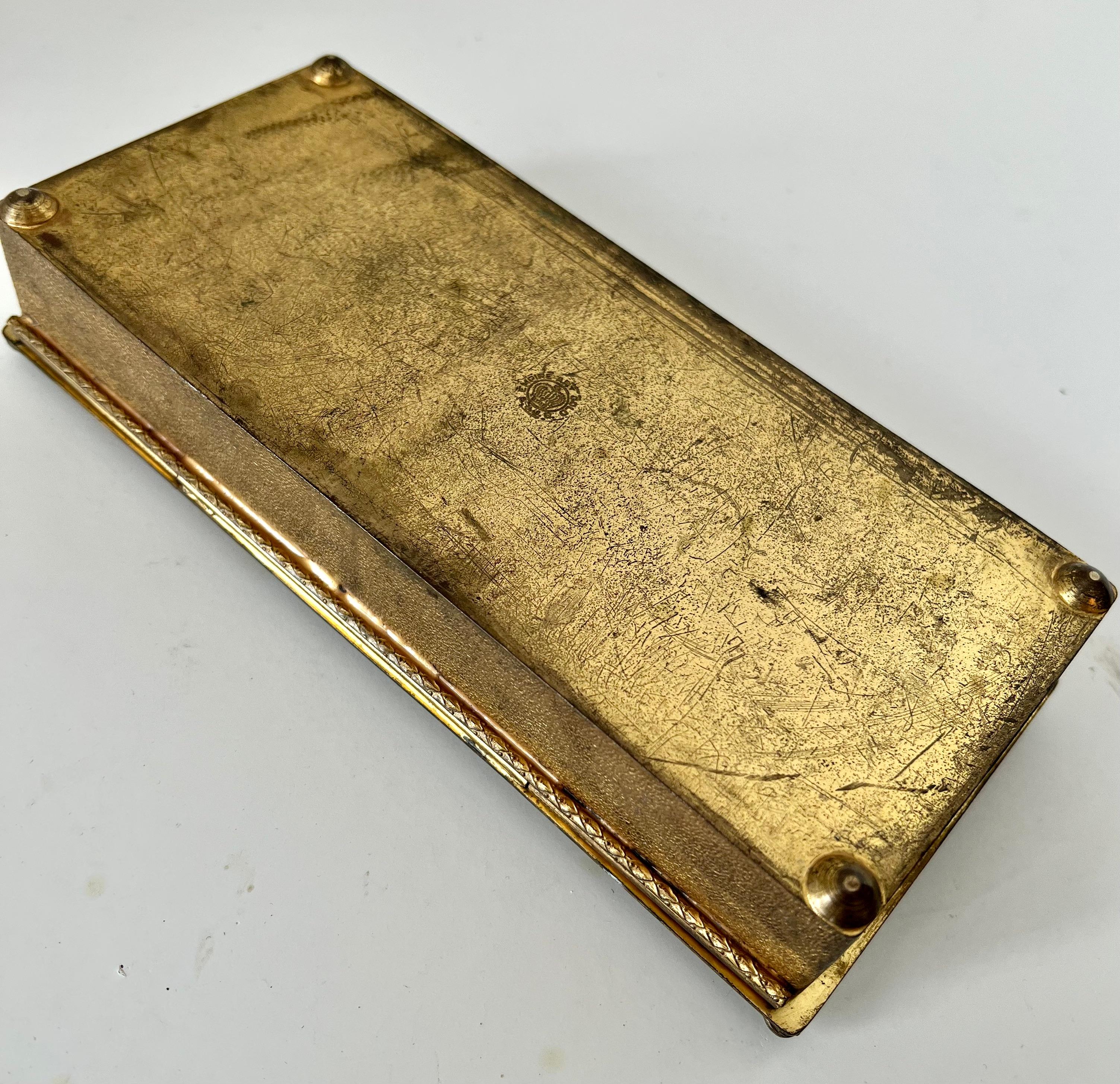 Caja dorada de arte imperio con tapa decorativa abatible y joyas 1920 Oro en venta