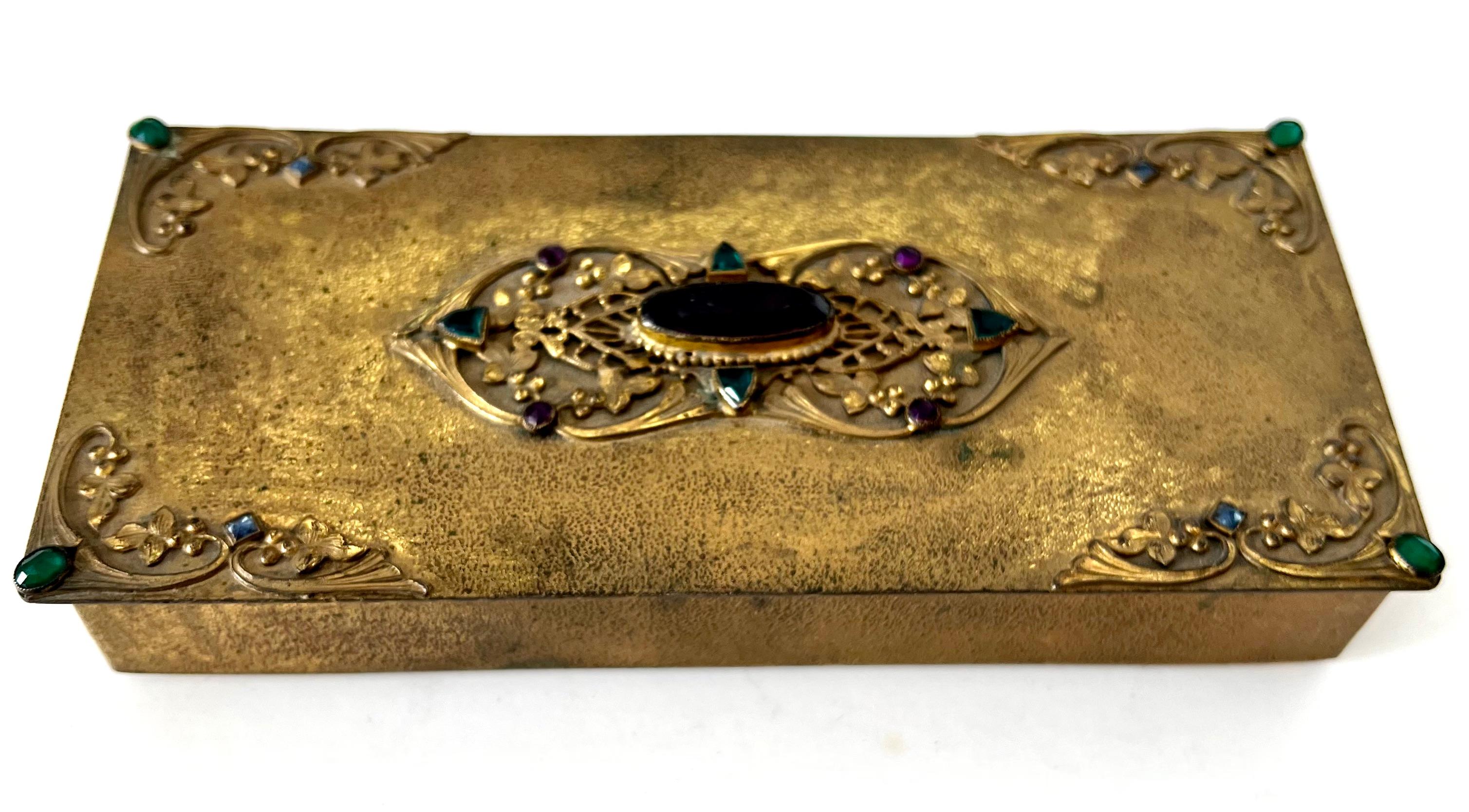 Caja dorada de arte imperio con tapa decorativa abatible y joyas 1920 en venta 1
