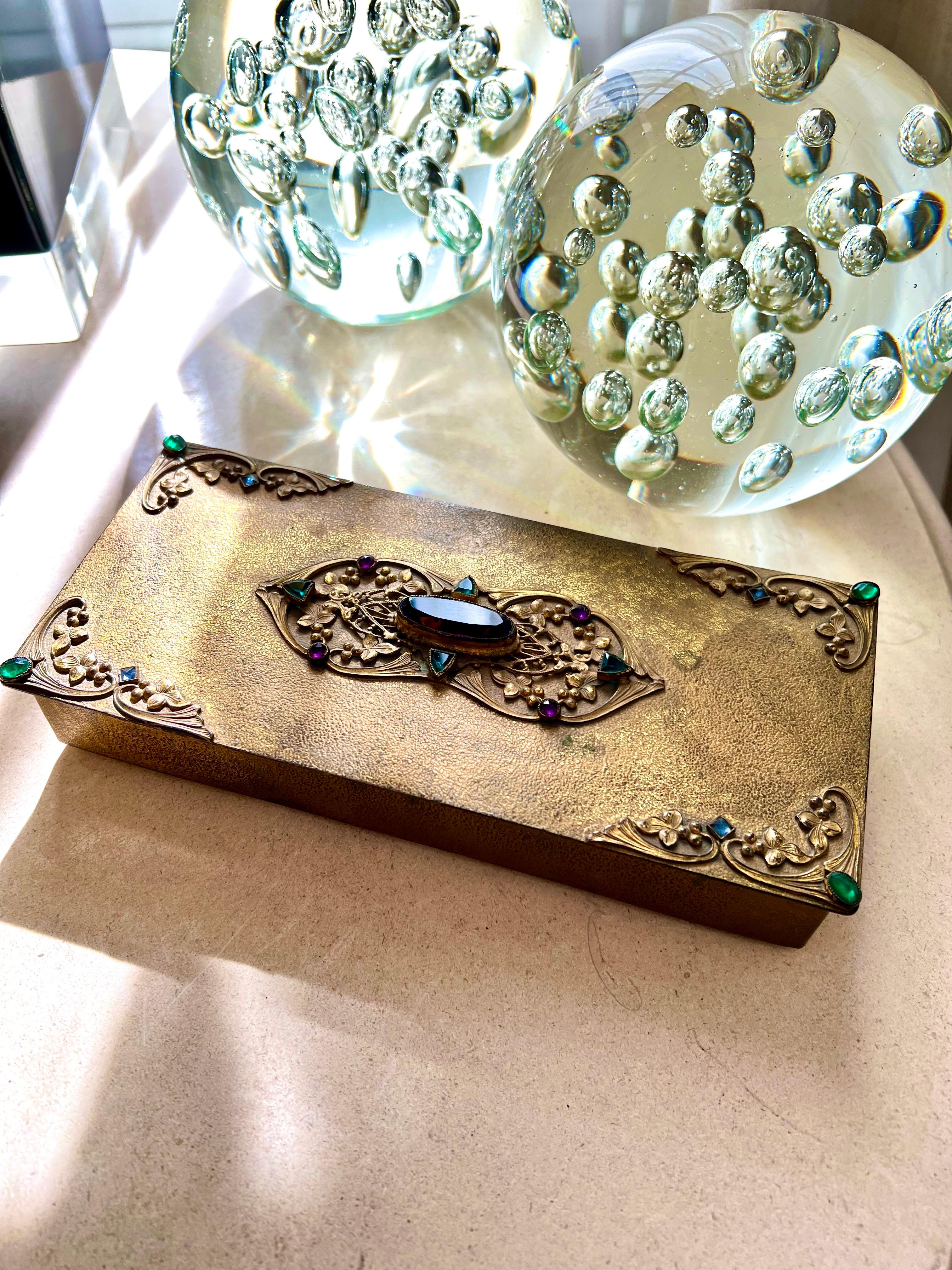 Caja dorada de arte imperio con tapa decorativa abatible y joyas 1920 en venta 2
