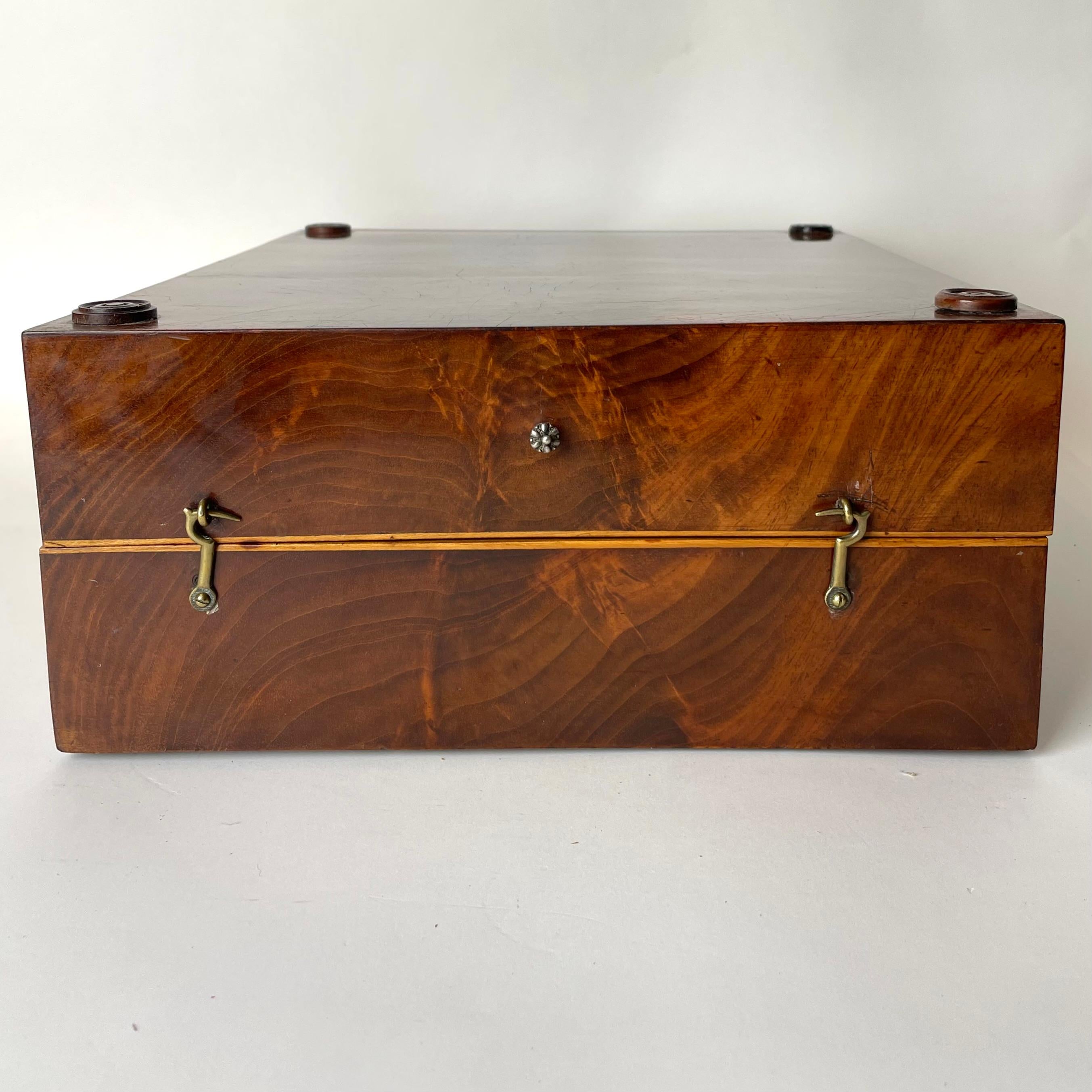 Empire Backgammon Games Box in Mahogany with Pieces, early 19th Century In Good Condition For Sale In Knivsta, SE