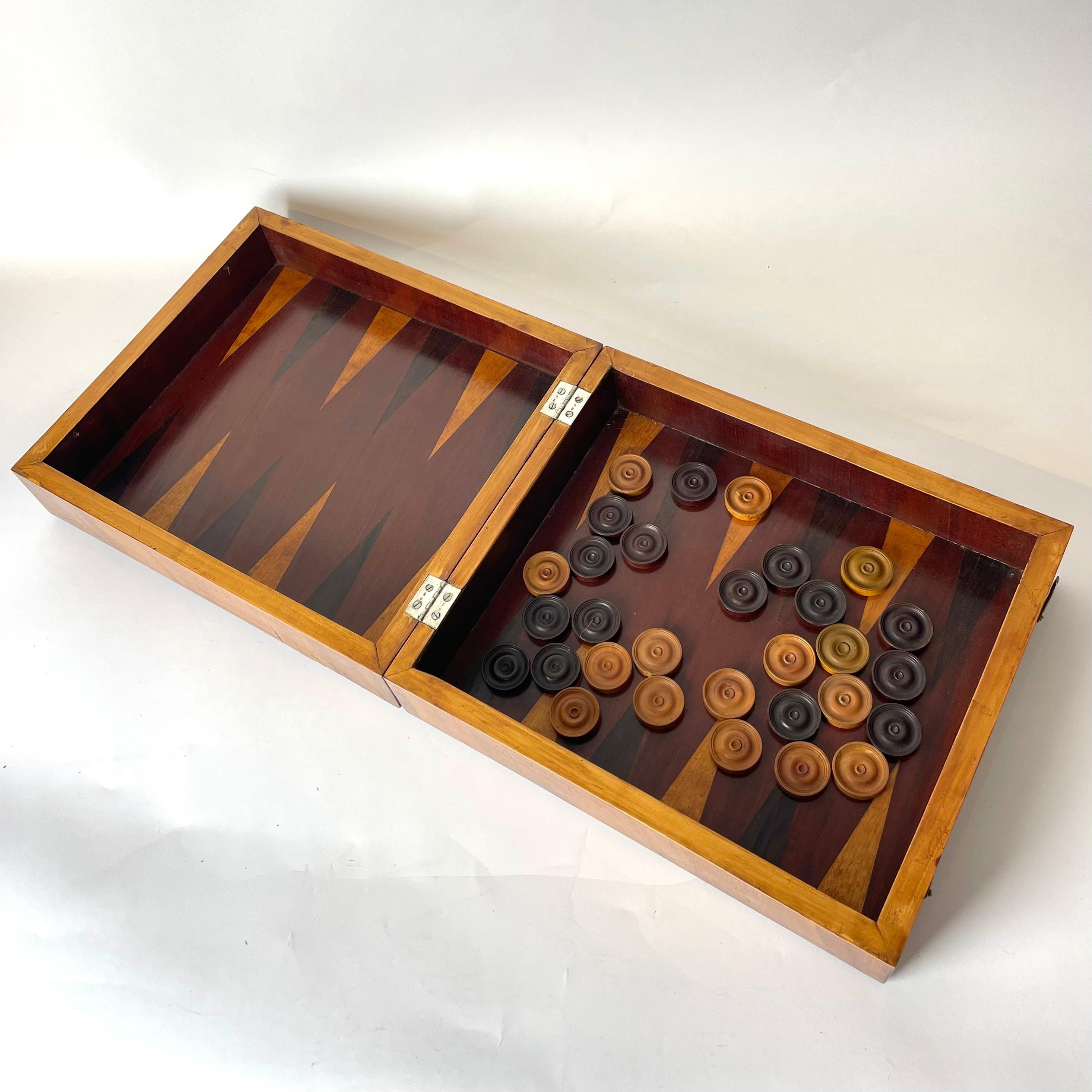 Argent Coffret de jeux de backgammon Empire en acajou avec Pieces, début du 19ème siècle en vente