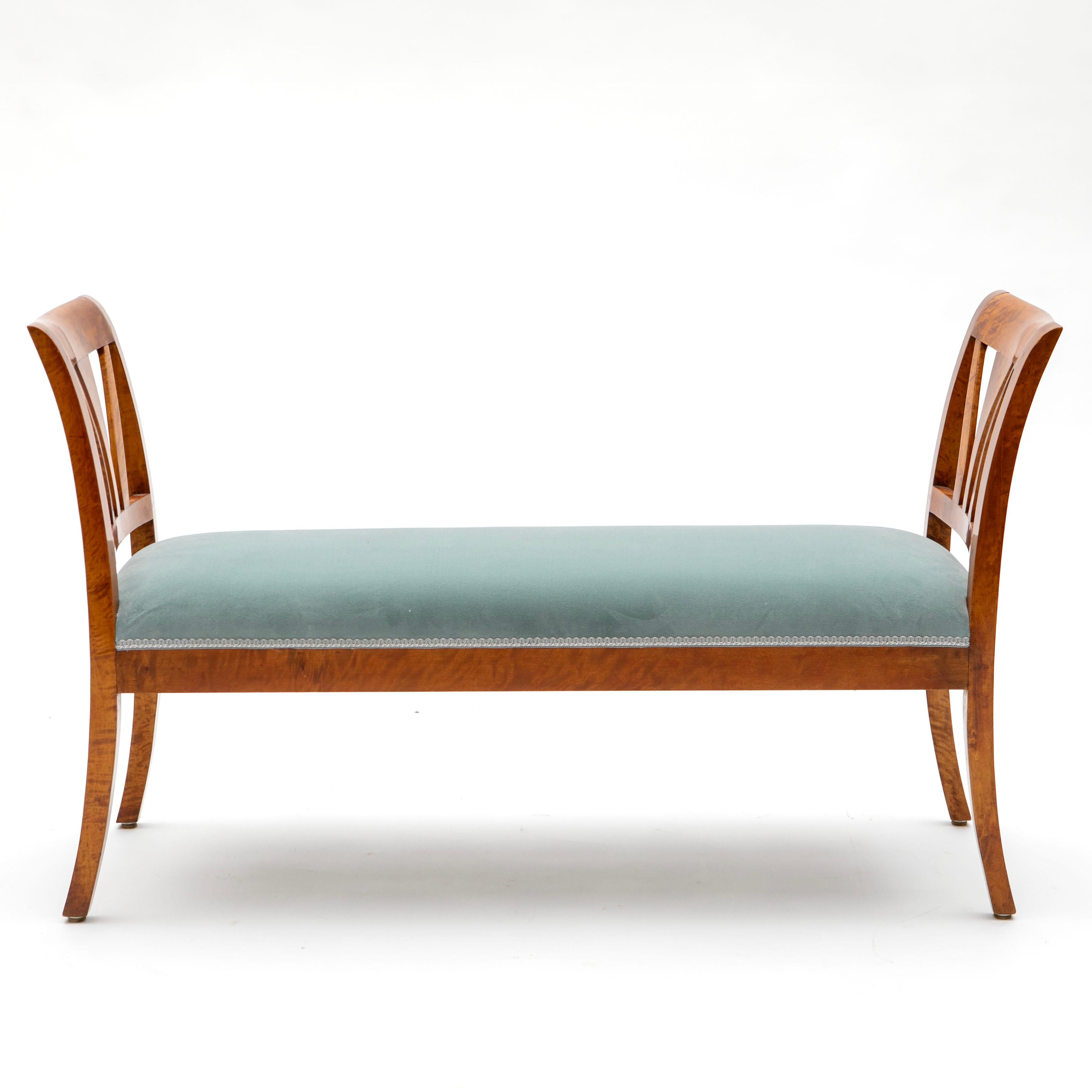 Una bellissima panca Impero realizzata in mogano con gambe graziosamente ricurve.
I pannelli terminali presentano intarsi centrali in noce e dettagli in acero chiaro.
La seduta è stata rivestita di recente in lino chiaro.
Danimarca, 1810-1820.

NB: