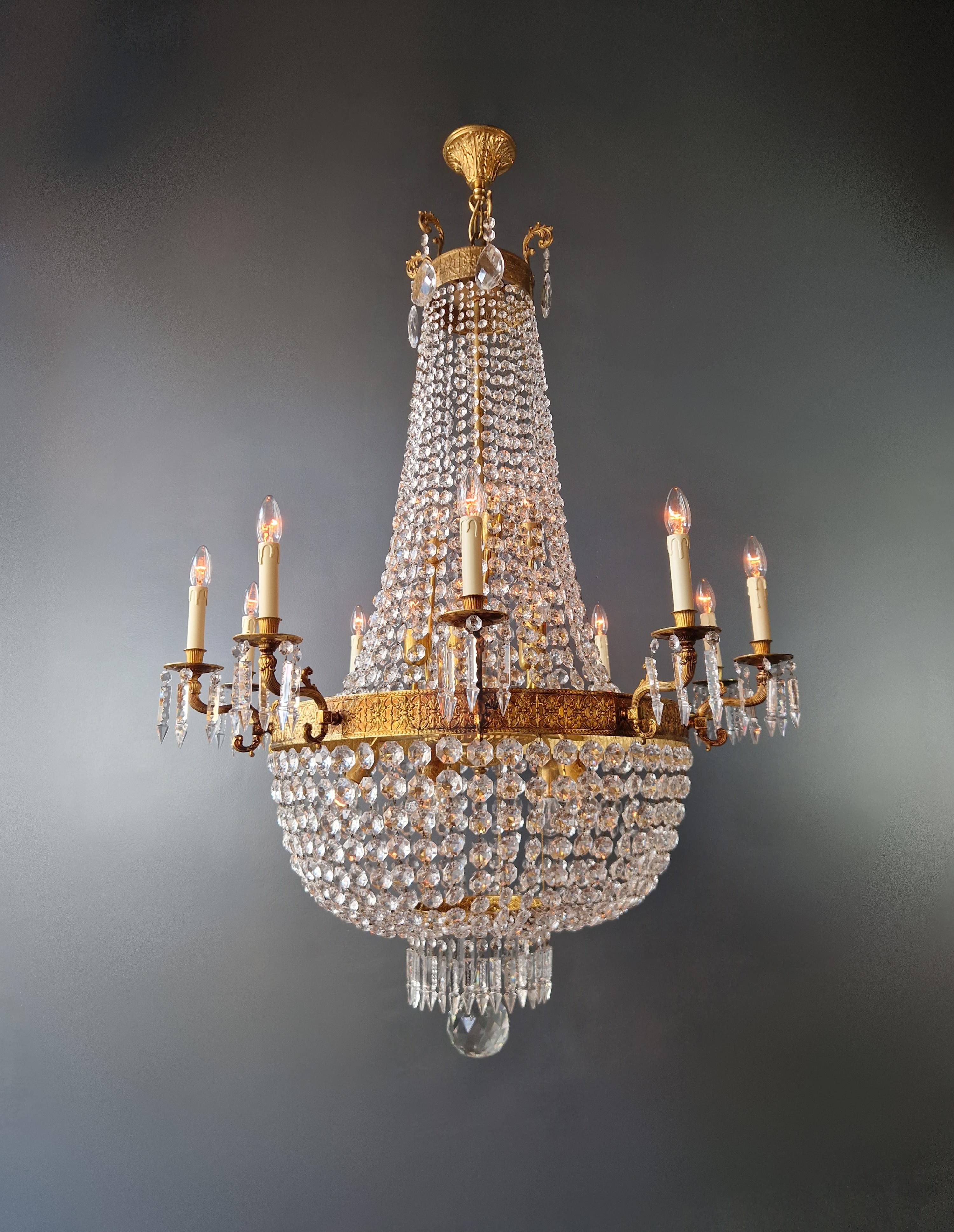Antico lampadario restaurato con amore e competenza a Berlino. Lavori di installazione elettrica negli Stati Uniti. Ricablato e pronto per essere appeso. Non ne manca nessuna. Cablaggio completamente rinnovato. Cristallo, annodato a mano.

Cablaggio