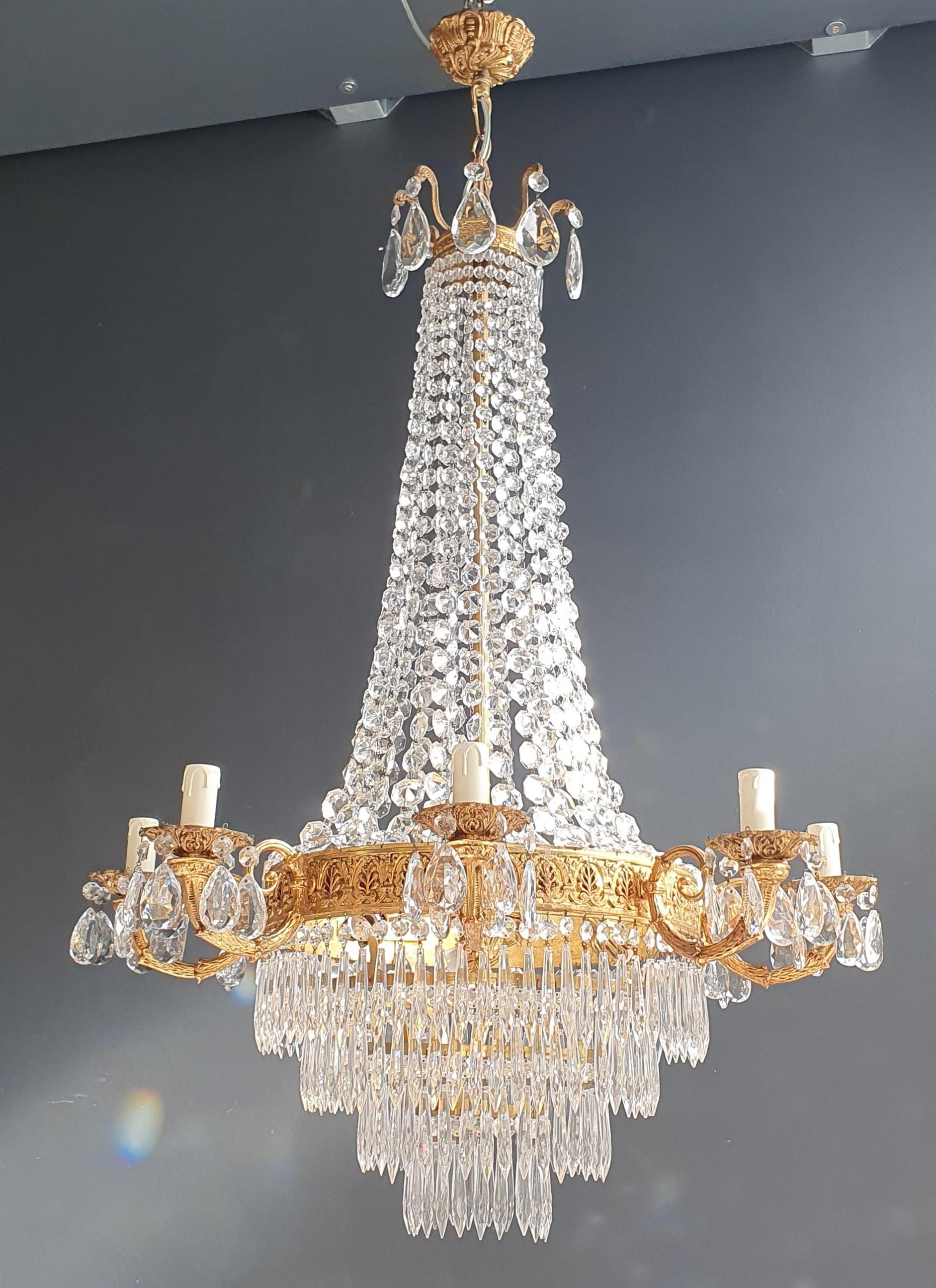 Ti presentiamo uno squisito lampadario in ottone Impero ornato da cristalli scintillanti, che irradia il fascino senza tempo dell'oro antico. Questo capolavoro d'epoca è stato restaurato con amore a Berlino, facendo rivivere meticolosamente il suo