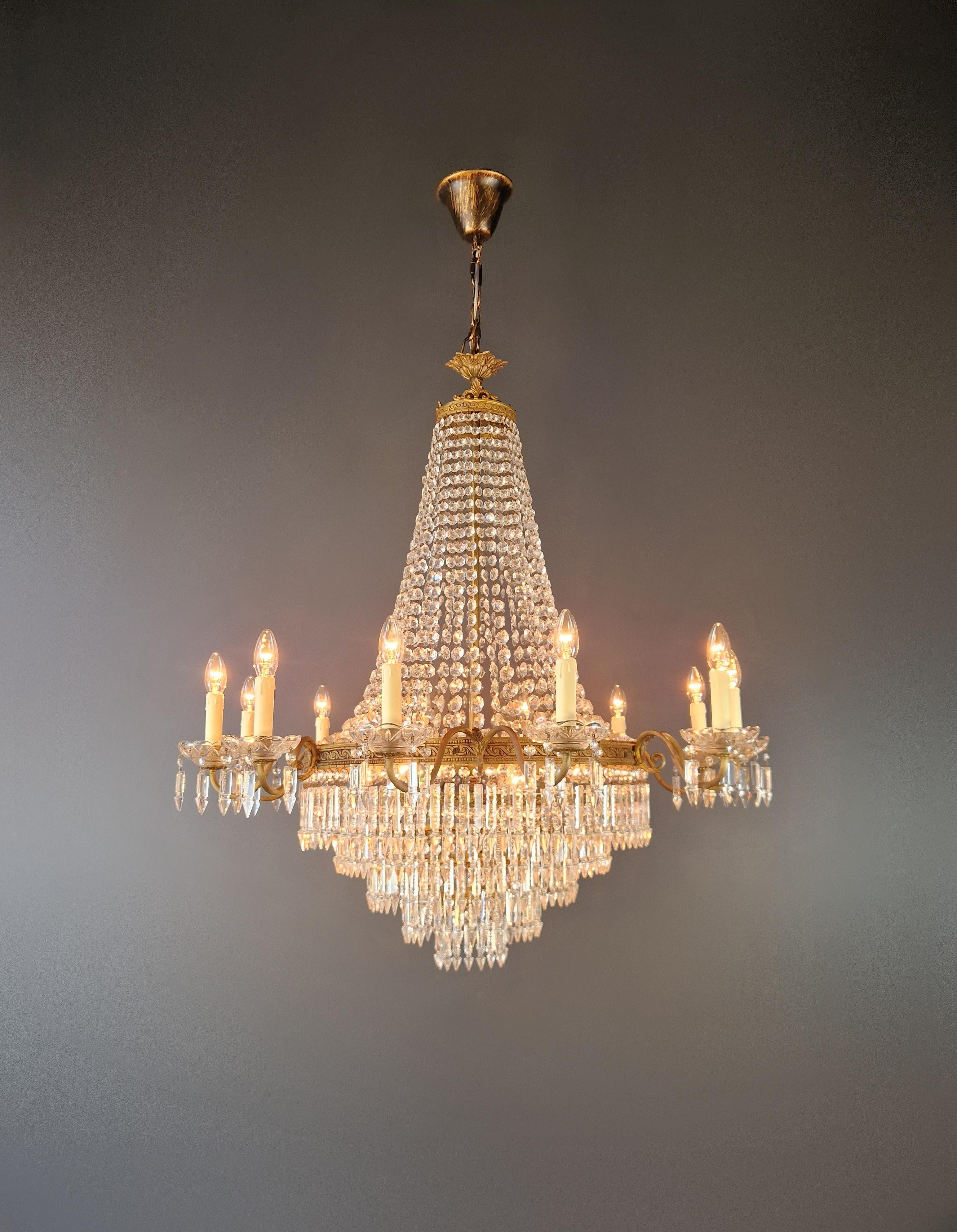 Italienischer Kronleuchter im Empire-Stil aus Messing und Kristall, um 1930

Ein atemberaubender italienischer Kronleuchter aus der Zeit um 1930, gefertigt aus massivem Messing und mit handgeknüpften Kristallsträngen in einer eleganten Ballonform,