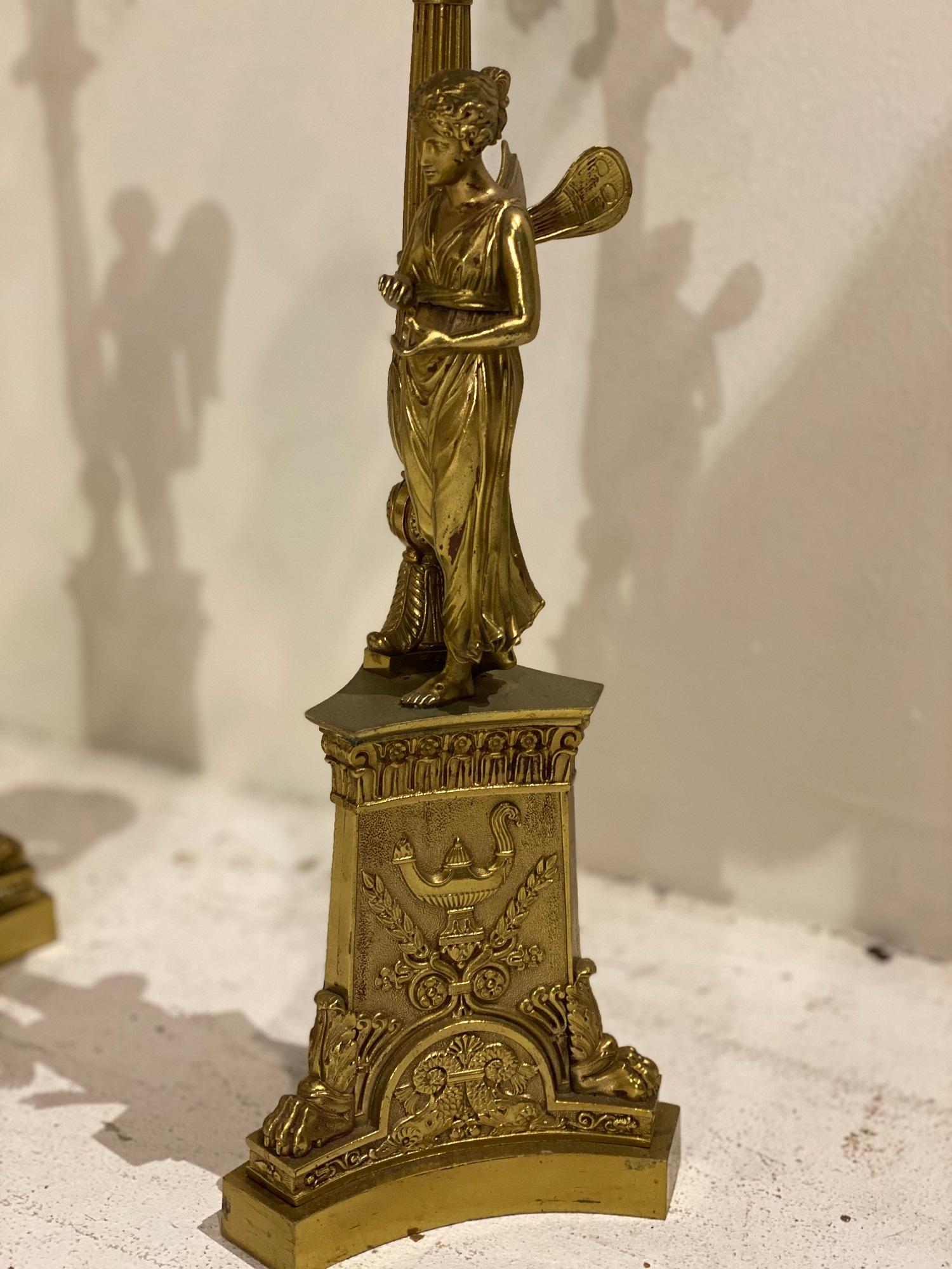 Französische Empire-Kerzenständer aus Bronze des späten 19. Jahrhunderts (Graviert) im Angebot