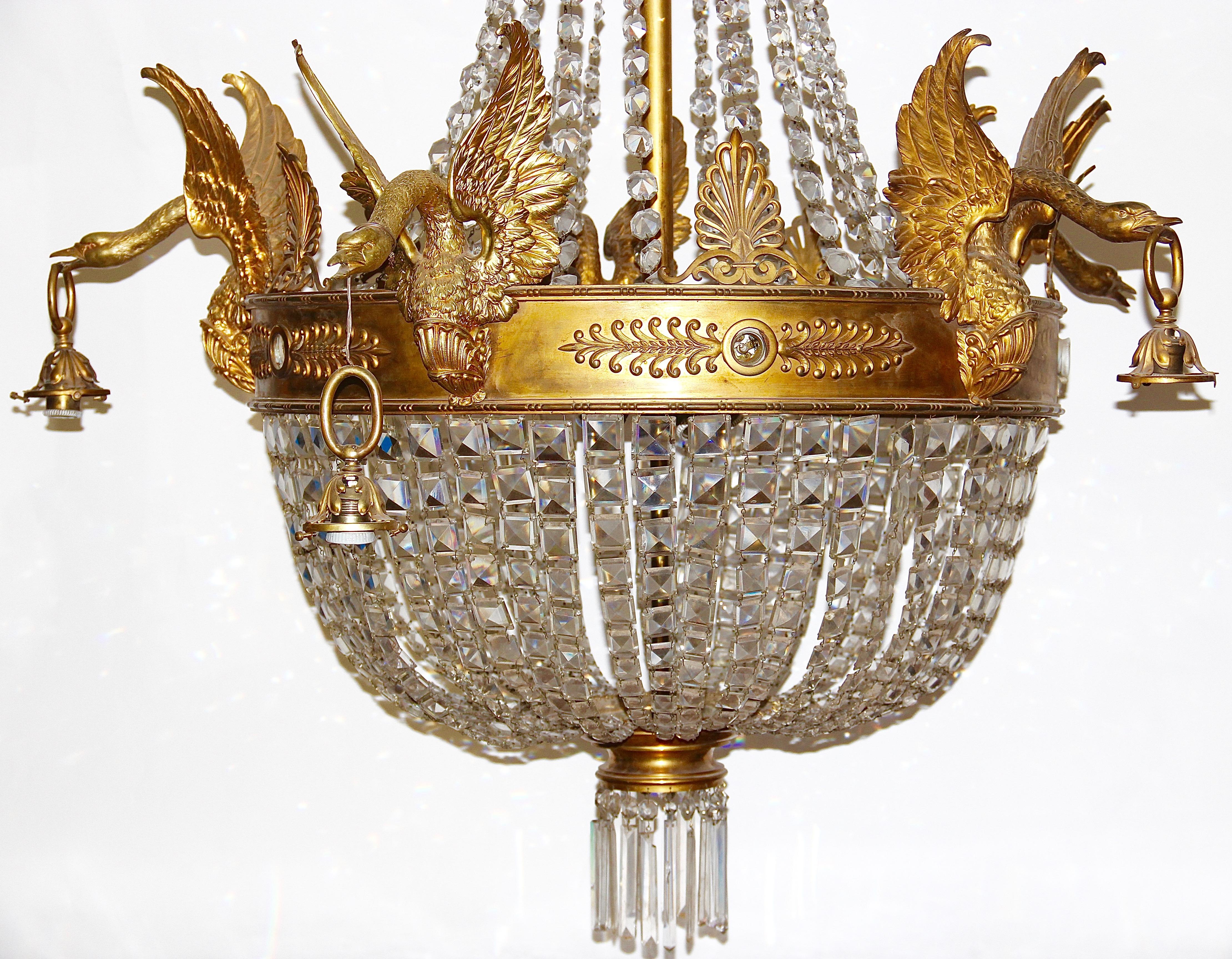 Lustre Empire extrêmement décoratif, lourd et de haute qualité,
19ème siècle.

Aucune réplique. Le personnel est composé de cinq magnifiques cygnes en bronze doré au feu.

Ce lustre impressionne par son caractère unique.
Le cygne est l'animal
