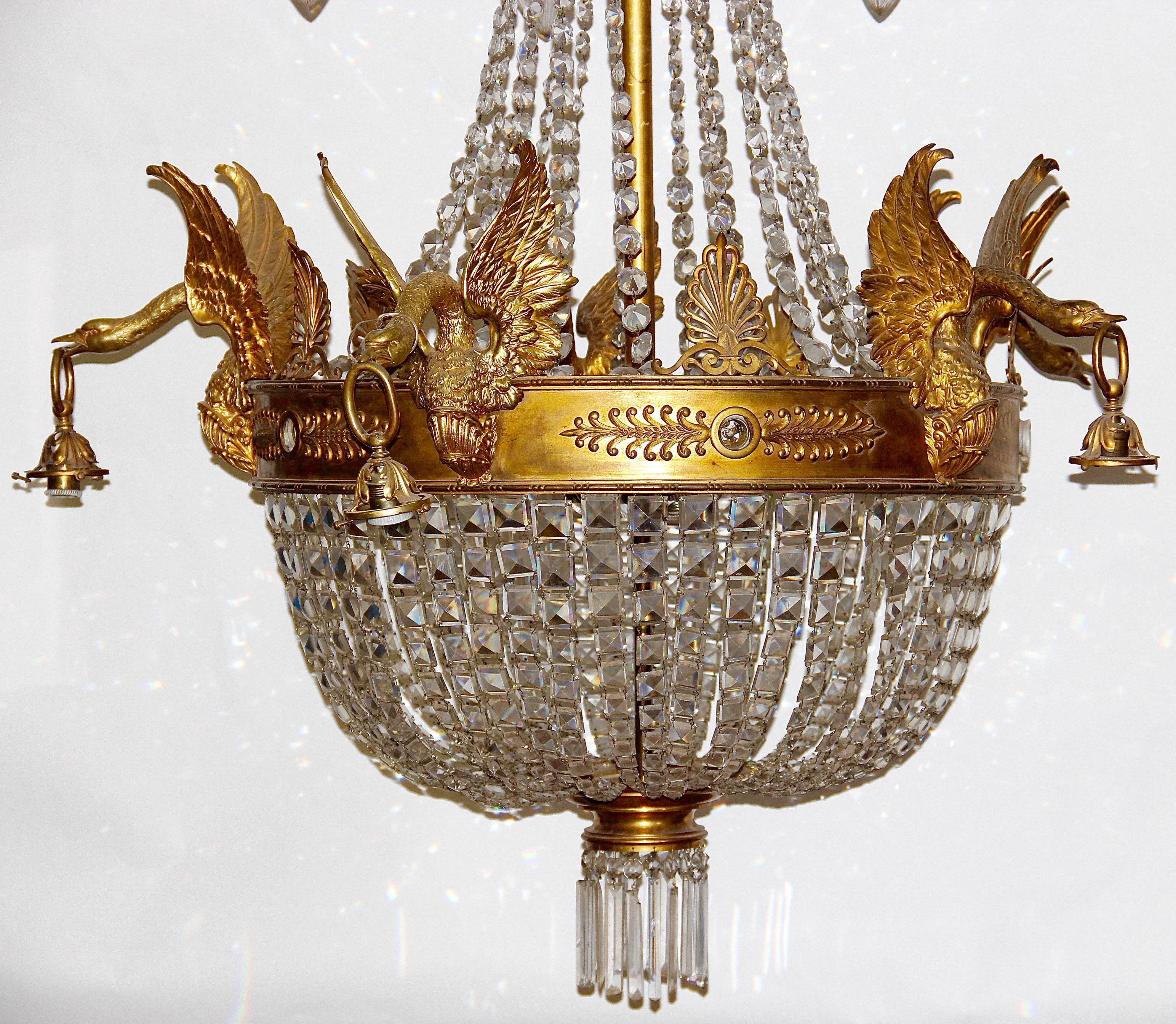 Lustre Empire en cristal et bronze, avec cygnes givrés au feu, XIXe siècle État moyen - En vente à Berlin, DE